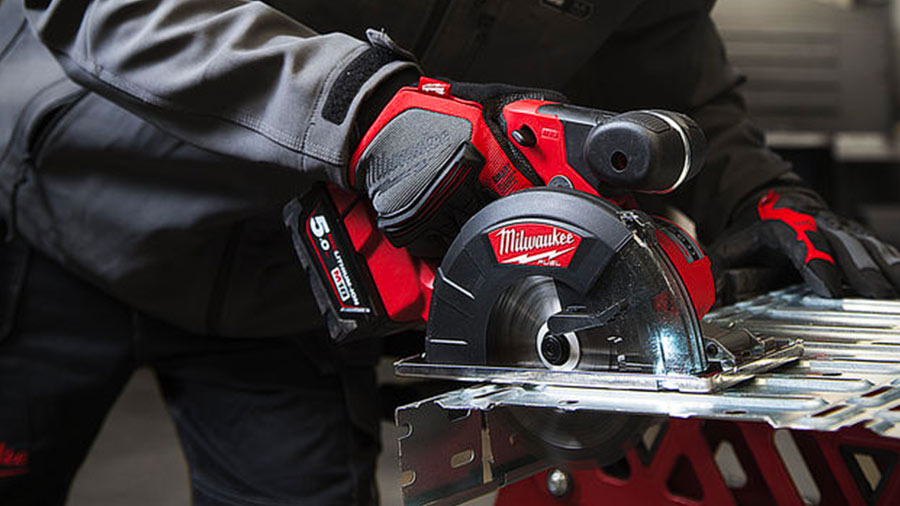 MILWAUKEE รุ่น M18 FMCS-0X เลื่อยวงเดือนตัดเหล็กไร้สายขนาด 150 มิลลิเมตร แรงดัน 18 โวลท์ เครื่องเปล่า