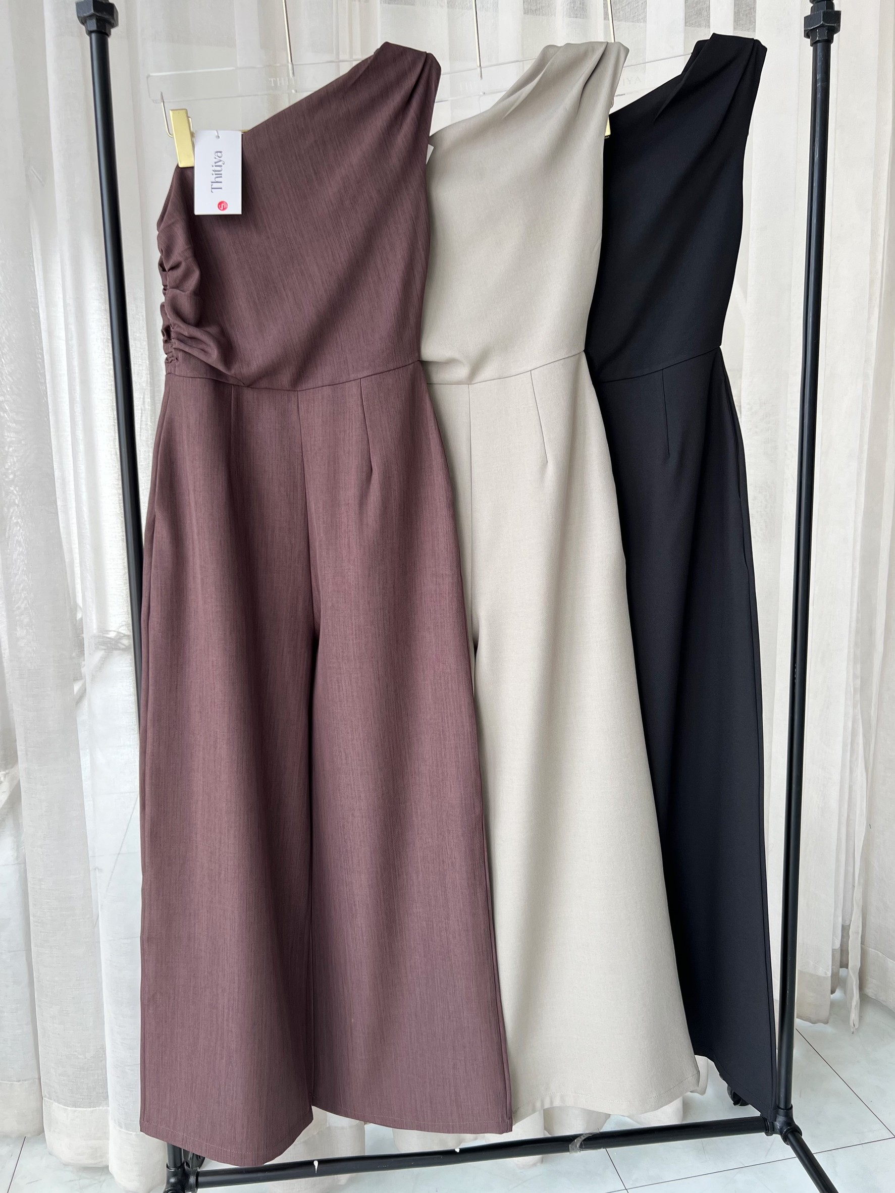 #5512 Eira Jumpsuit จั๊มยาวไหล่เดียว ผ้าดีเนื้อเรียบ ทิ้งตัวสวย ช่วงบนซับในอย่างดี งานเพิ่มกระเป๋าข้างสองฝั่ง Thitiya