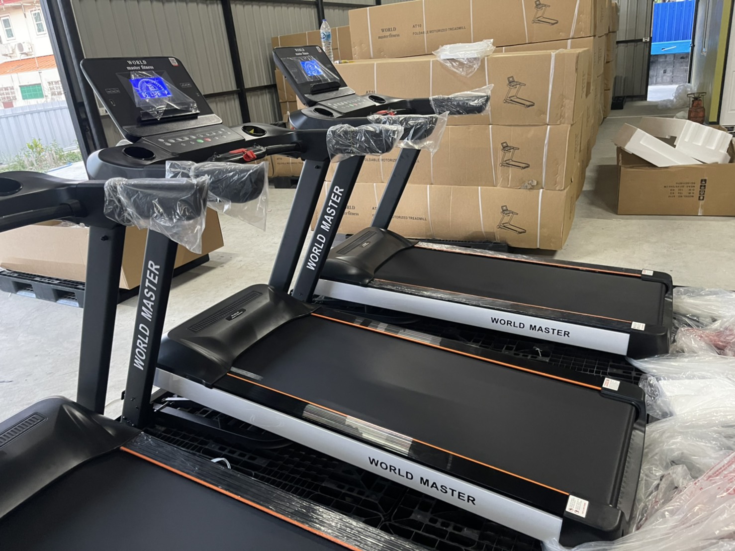 ลู่วิ่งไฟฟ้าcommercial รุ่AT10 World Master มอเตAC5.0แรงม้า เล่นเกมส์APP ZWIFTได้