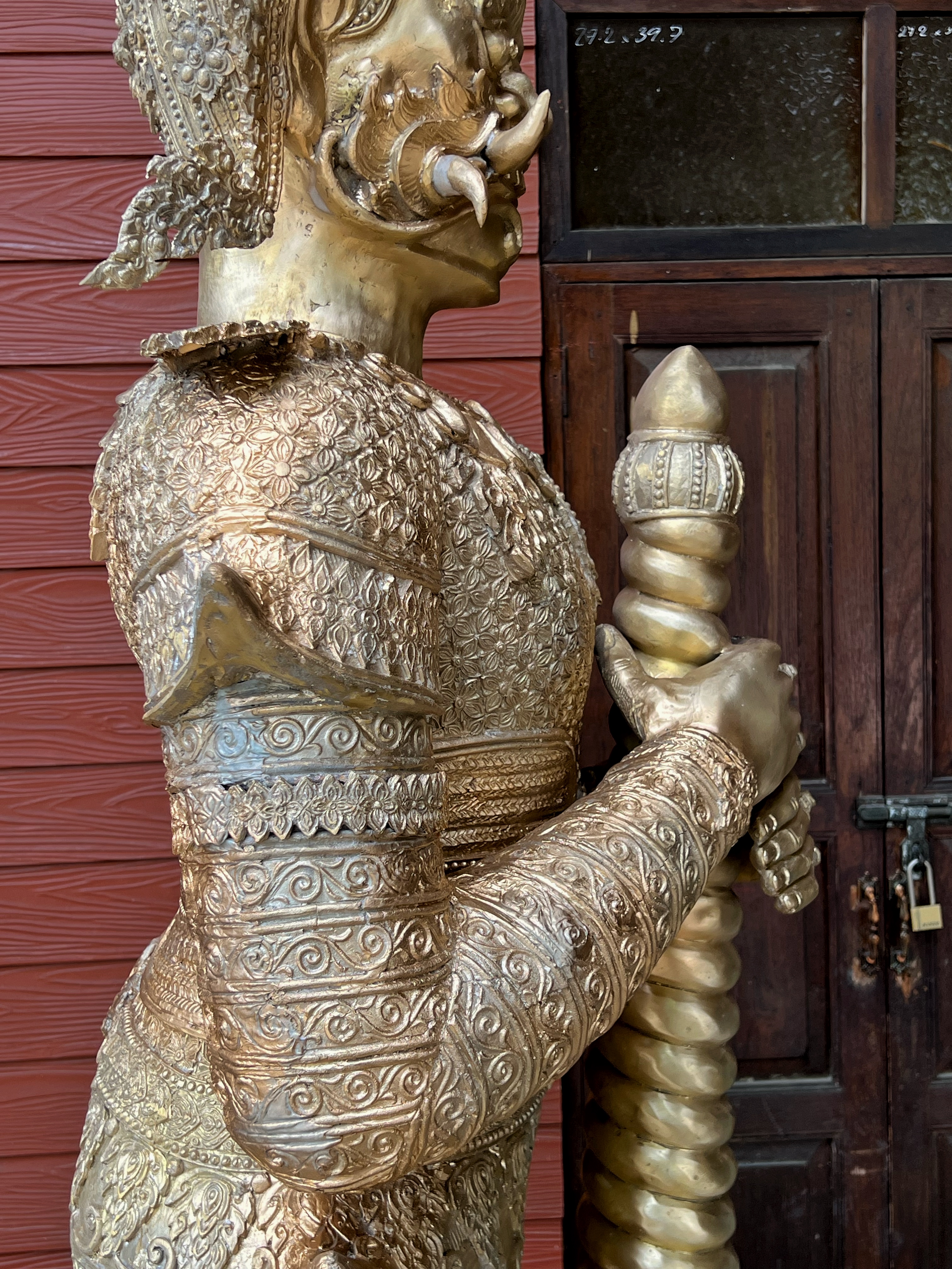 ท้าวเวสสุวรรณ ขนาดสูง 2.35 เมตร