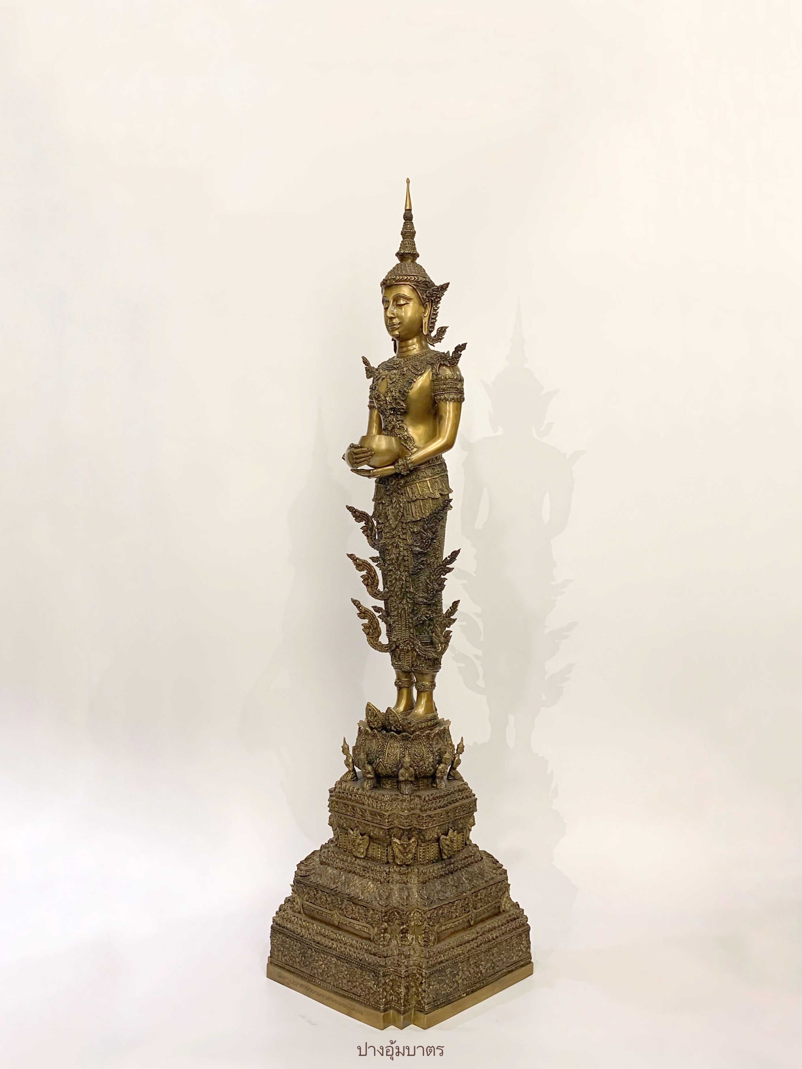 พระพุทธรูป ปางอุ้มบาตร ทรงเครื่องจักรพรรดิ์ หน้าตัก 9 นิ้ว