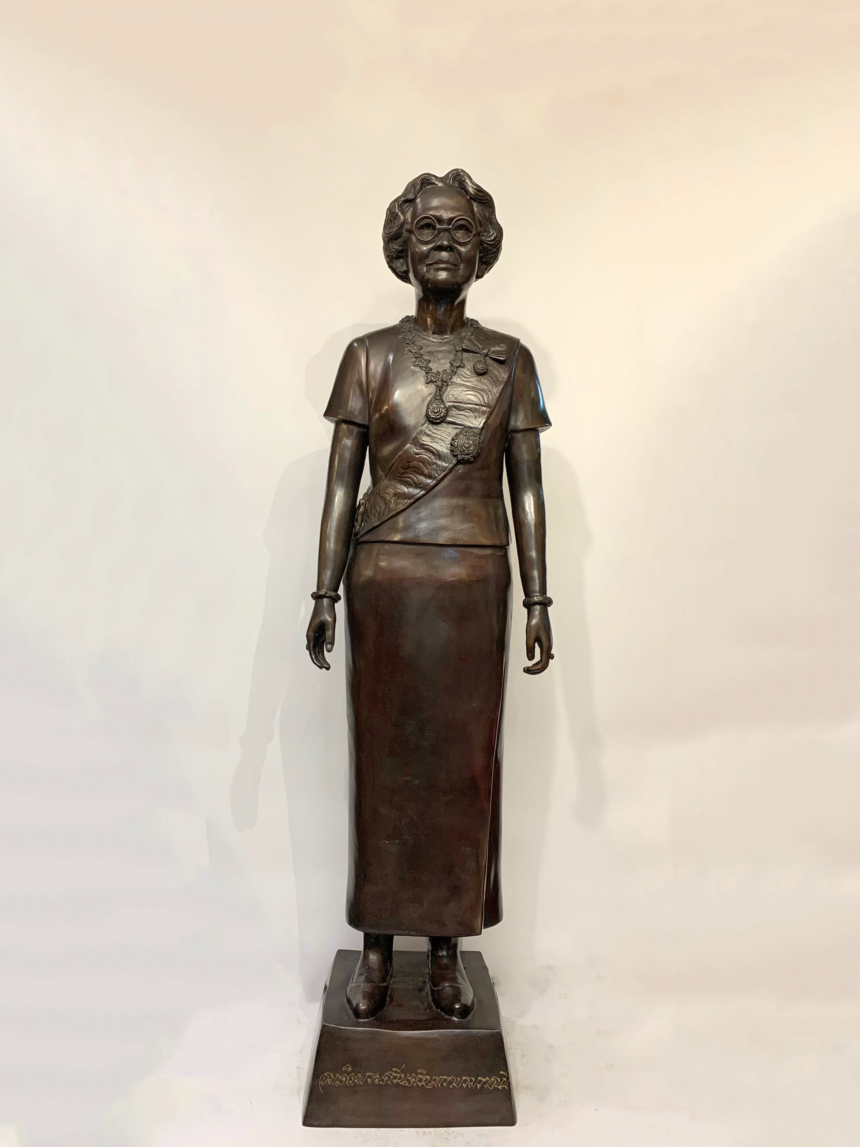 สมเด็จพระศรีนครินทราบรมราชชนนี (สมเด็จย่า) สูง 135 cm