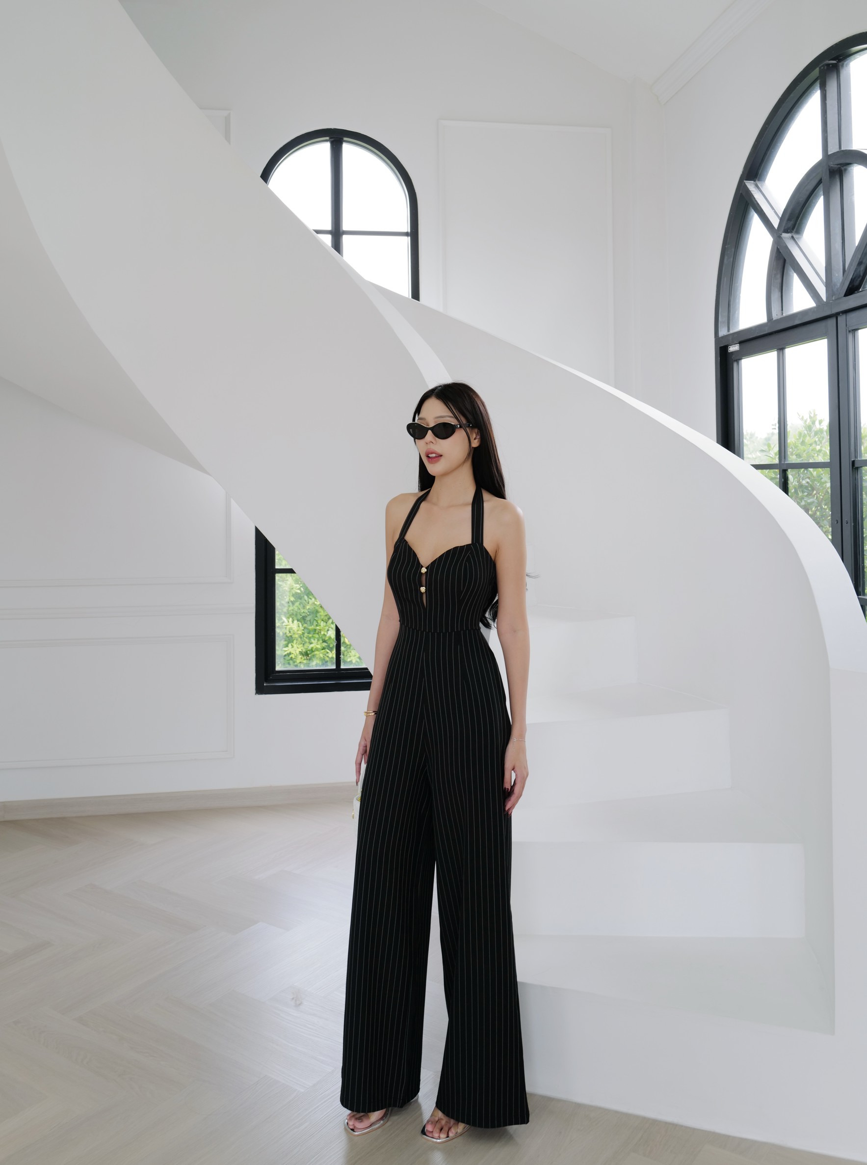 #9876 ชุดจั้มยาวขากระบอบผูกคอ แต่งกระดุมหน้า ทรงอกมีความเว้ารับอก intuon