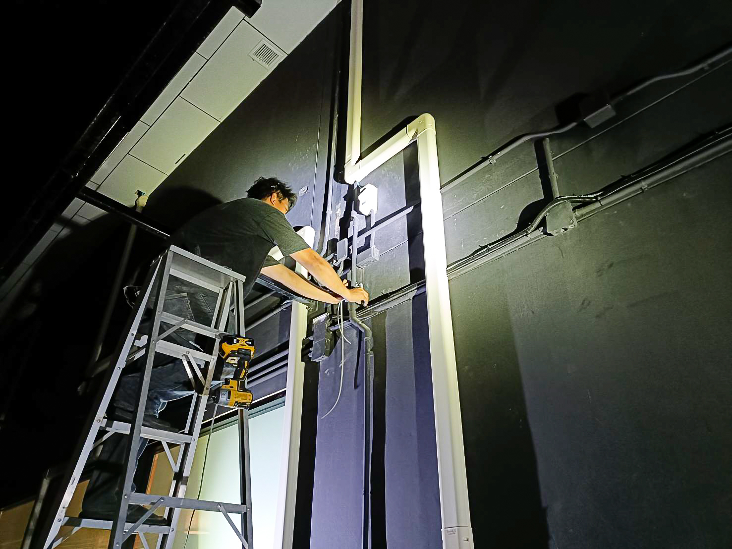 ติดตั้งเครื่องเสียง เดินสายลำโพง ติดลำโพง 6 ใบ แอมป์ขยายเสียง 1 เครื่อง ร้าน NIGIWAI ปากซอยสายไหม 73 ในงบประมาณ 18,500 บาท