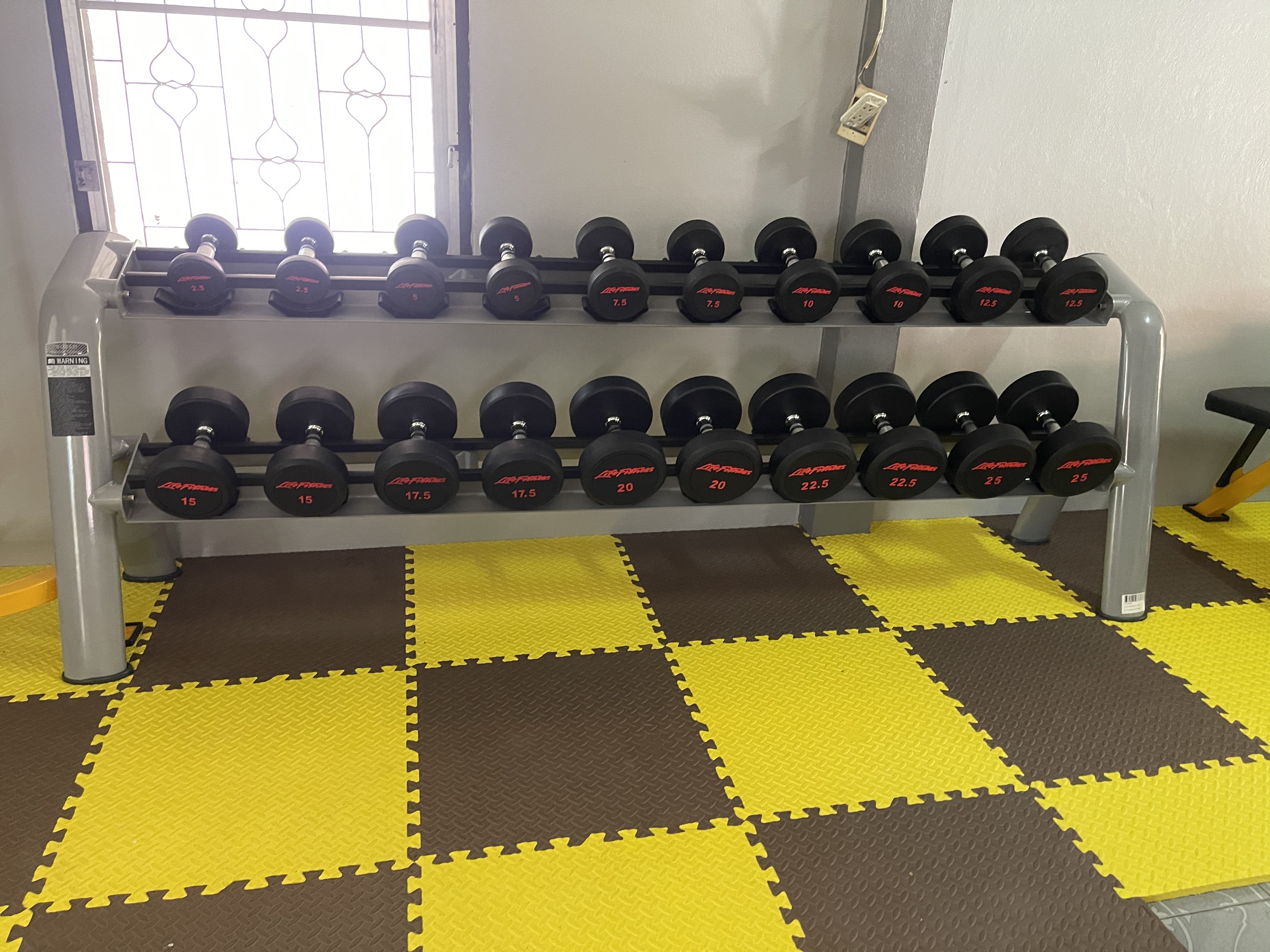 ดัมเบลหุ้มด้วยยางขนาด 2.5kg-25kg จำนวน 10 คู่พร้อมชั้นวางกว้าง50cmยาว258cmสูง85cm