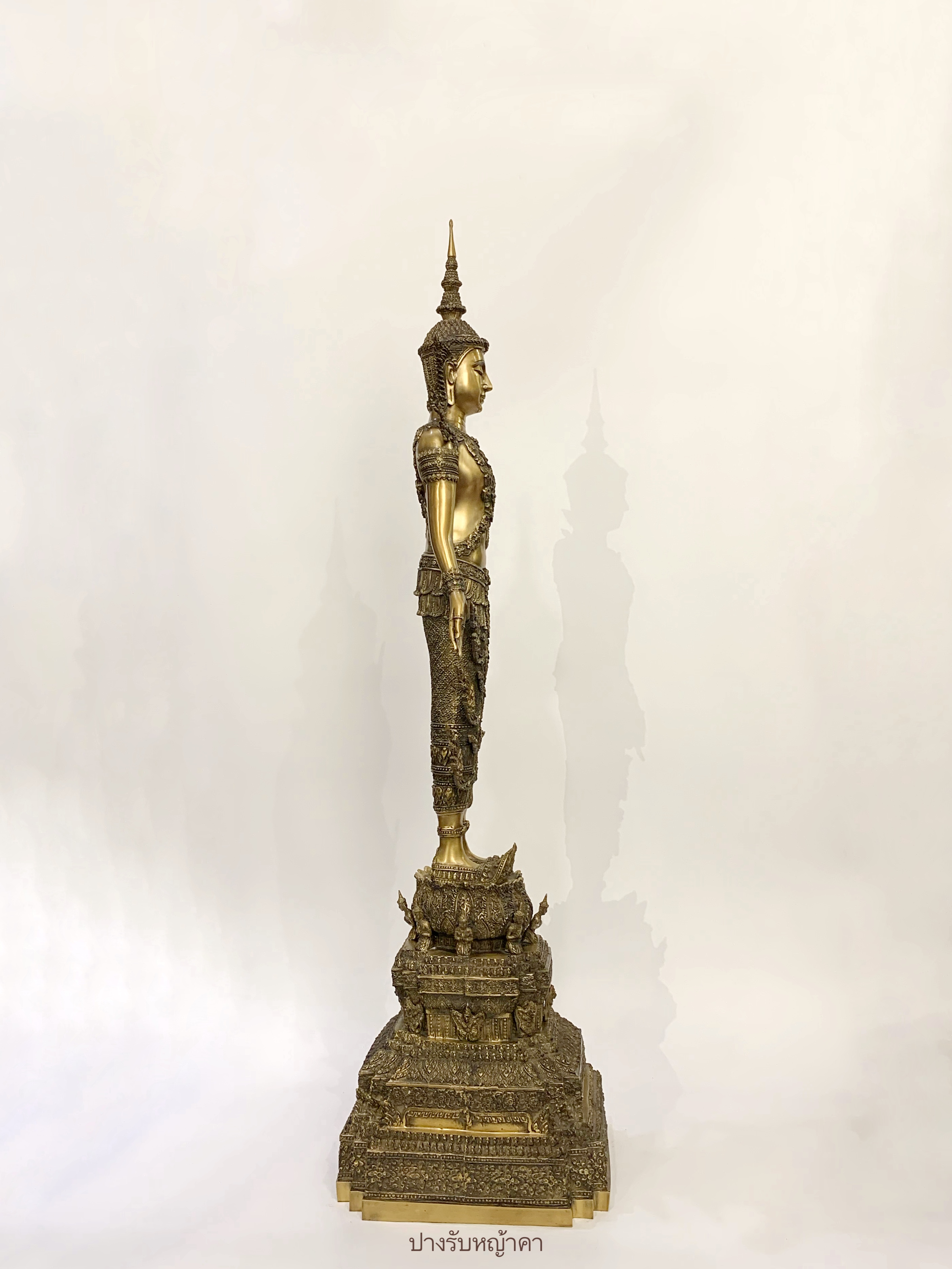 พระพุทธรูป ปางรับหญ้าคา ทรงเครื่องจักรพรรดิ์ หน้าตัก 9 นิ้ว