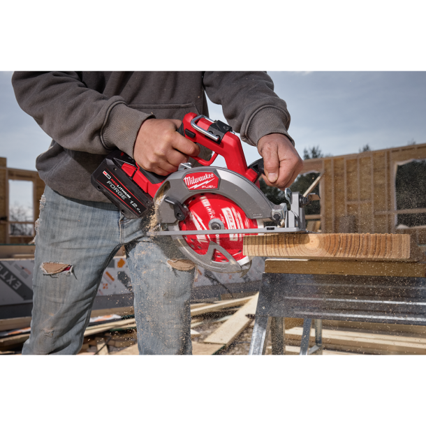 MILWAUKEE M18 FCS66GR3-0C เลื่อยวงเดือนตัดไม้ไร้สายขนาด 7 1/4 นิ้ว หรือ 190 มิลลิเมตร พร้อมเครื่องชาร์จและแบต 18V@5.0AH x 2 ก้อน