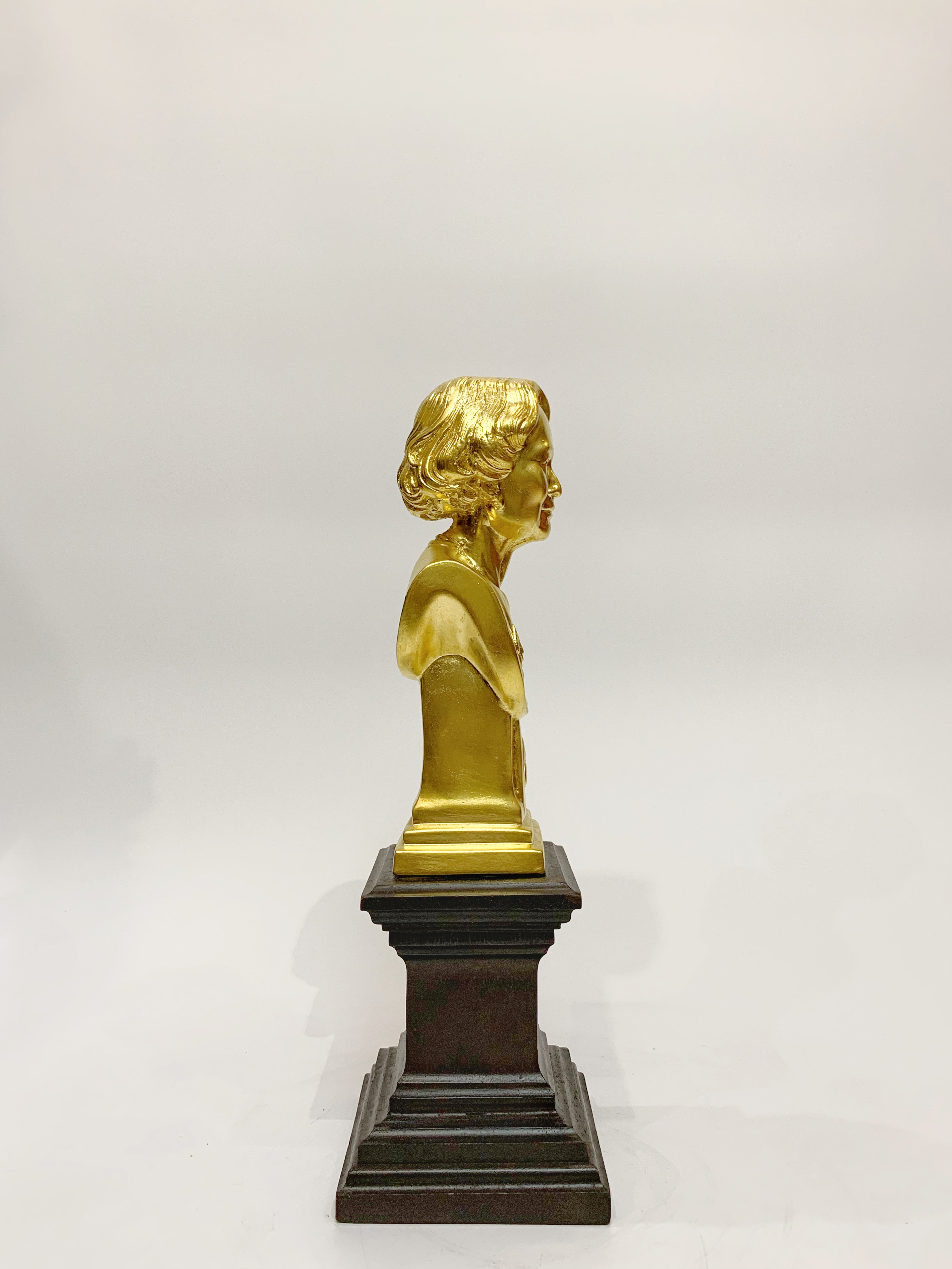 สมเด็จย่า ครึ่งพระองค์ พร้อมฐานไม้มะค่า