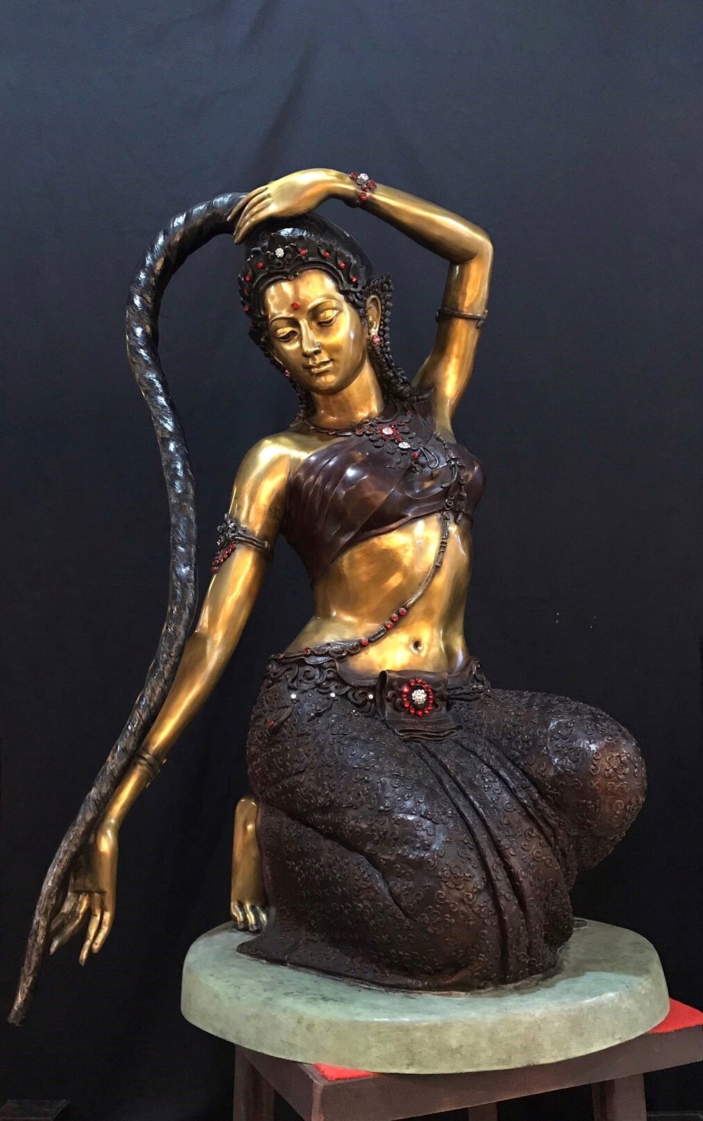 พระแม่ธรณีบีบมวยผม หน้าตัก 30 นิ้ว