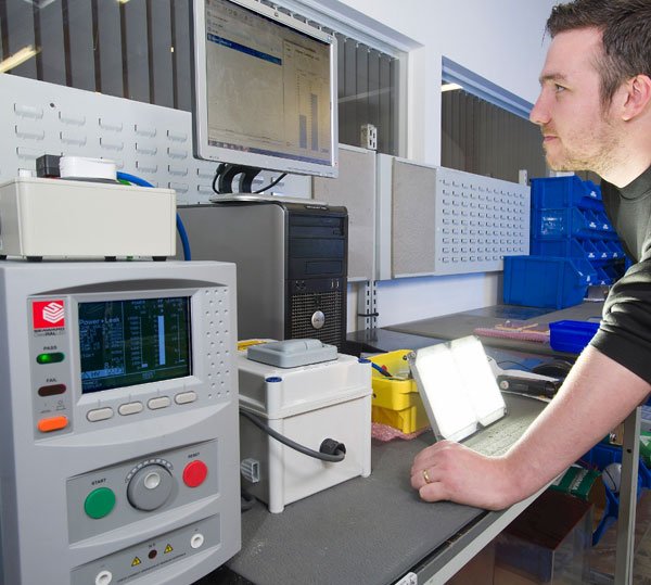 HAL103 เครื่องทดสอบความปลอดภัยของเครื่องใช้ไฟฟ้าในสายการผลิตแบบอัตโนมัติ (AC/DC/IR/GB)