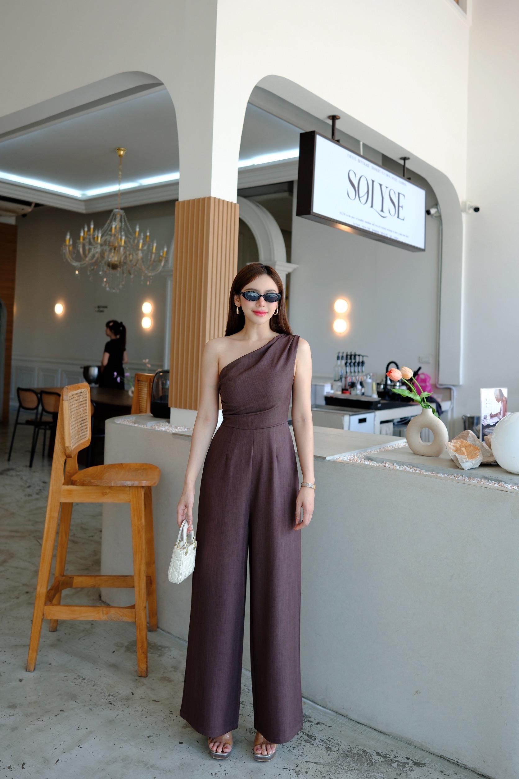 #5512 Eira Jumpsuit จั๊มยาวไหล่เดียว ผ้าดีเนื้อเรียบ ทิ้งตัวสวย ช่วงบนซับในอย่างดี งานเพิ่มกระเป๋าข้างสองฝั่ง Thitiya