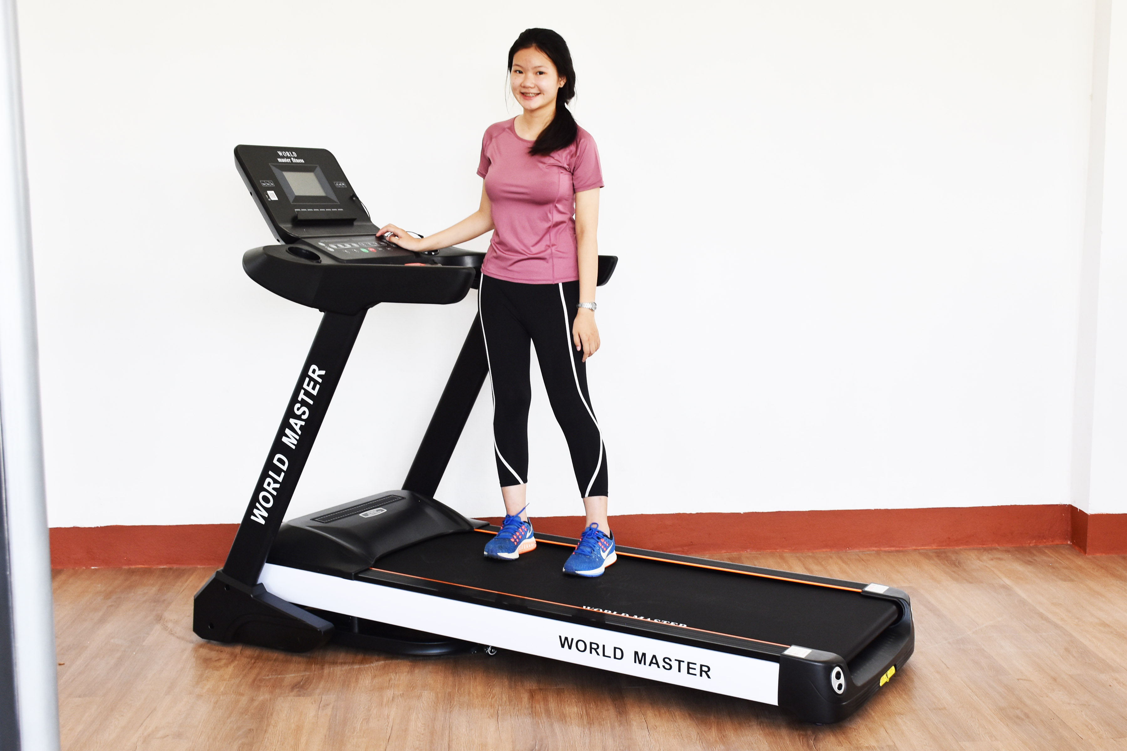 ลู่วิ่งไฟฟ้าcommercial รุ่AT10 World Master มอเตAC5.0แรงม้า เล่นเกมส์APP ZWIFTได้