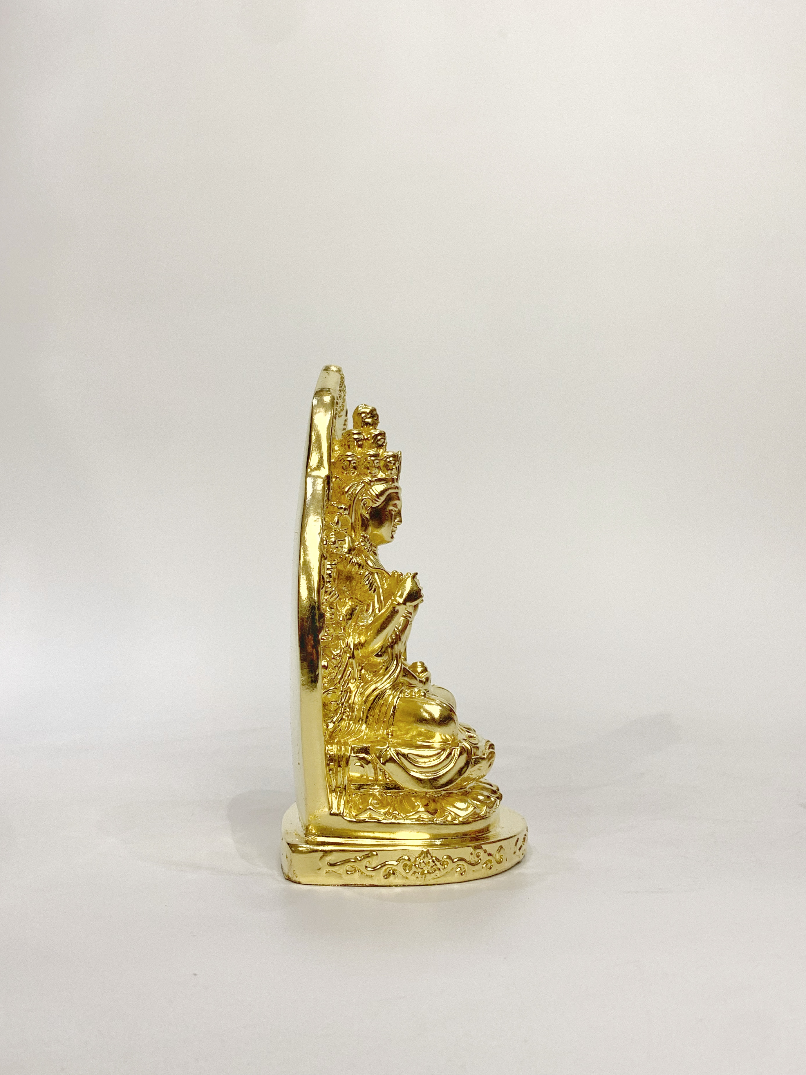 พระโพธิสัตว์กวนอิม เจ้าแม่กวนอิม ปางพันมือ (นั่ง)