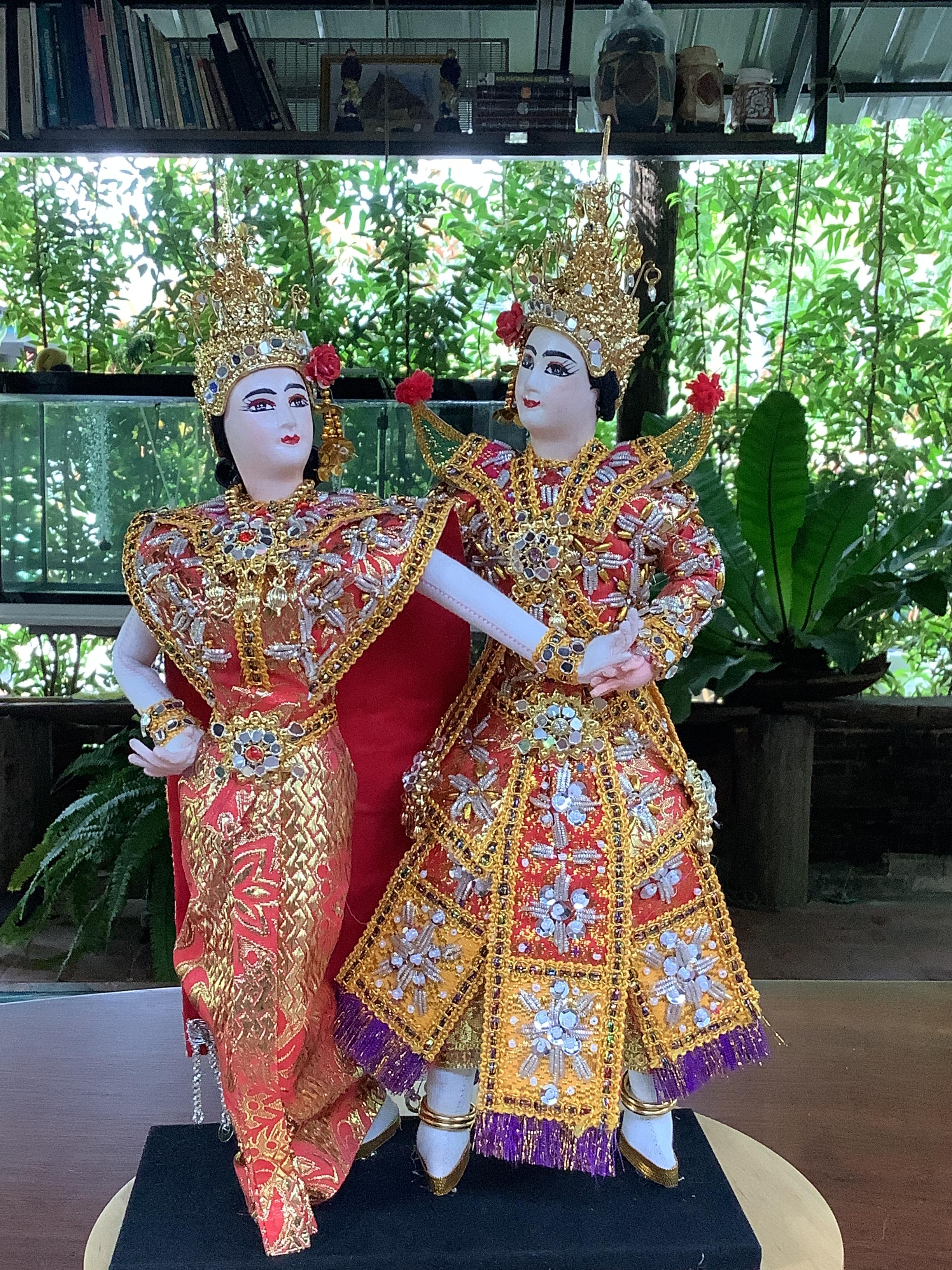 ตุ๊กตานางรำ งานสั่งทำ ตุ๊กตาคู่พระนาง ตุ๊กตาถวายศาล คู่ชายหญิง งานฝีมือ ของที่ระลึก ของฝากเพื่อนต่างชาติ นางรำ ห่มสไบ สวมชฎา งานปักมือ งานผ้า Handmade Thai dancing dolls