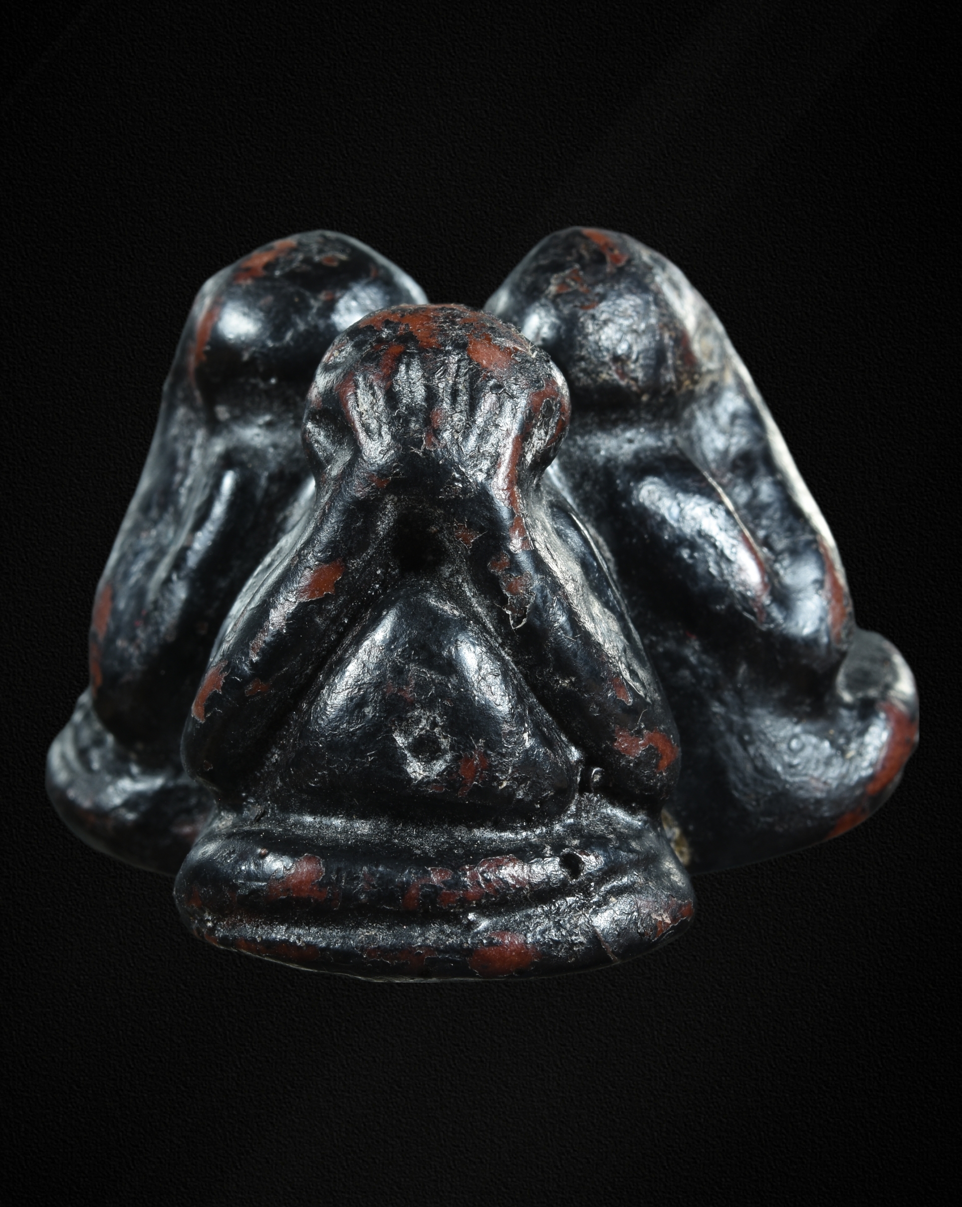 พระปิดตาสามเกลอ เนื้อผงคลุกรัก