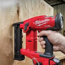 MILWAUKEE M18 FN18GS-502 เครื่องยิงตะปูไร้สาย แรงดัน 18 โวลท์ พร้อมแท่นชาร์จ แบต 2.0 AH x 2 ก้อน