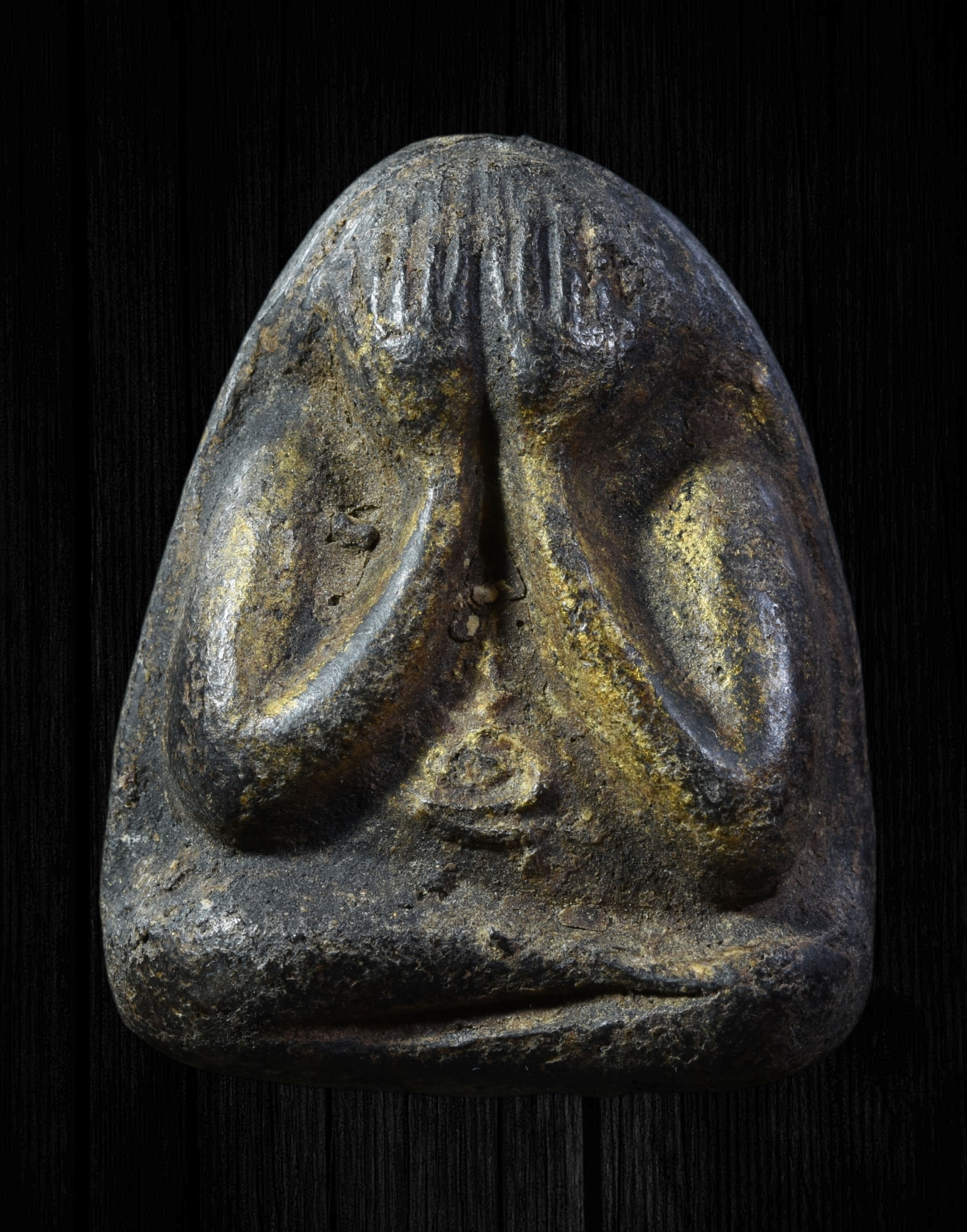 พระปิดตา เนื้อผงคลุกรัก องค์ใหญ่