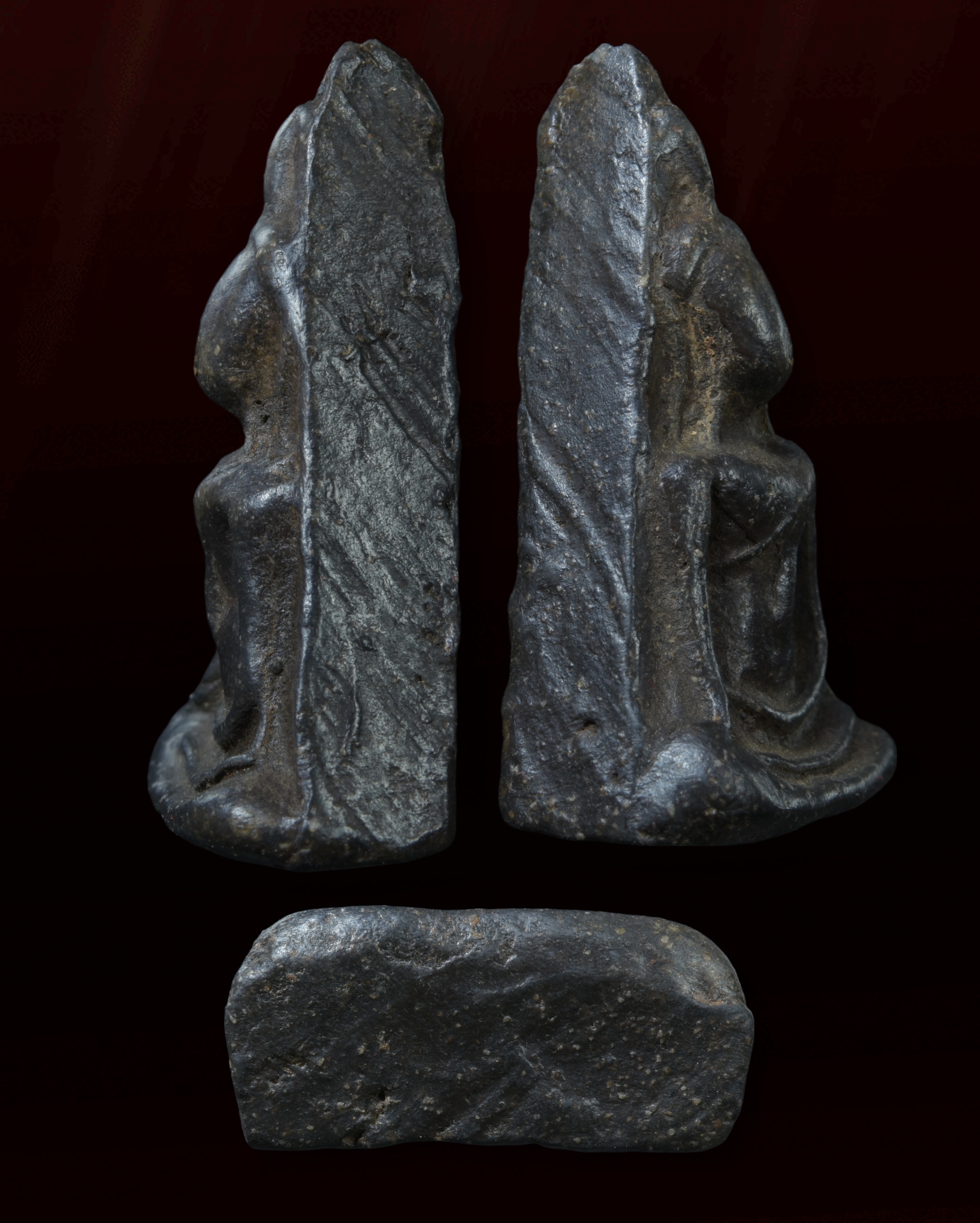 พระนางพญา พิมพ์เข่าโค้ง เนื้อดำ