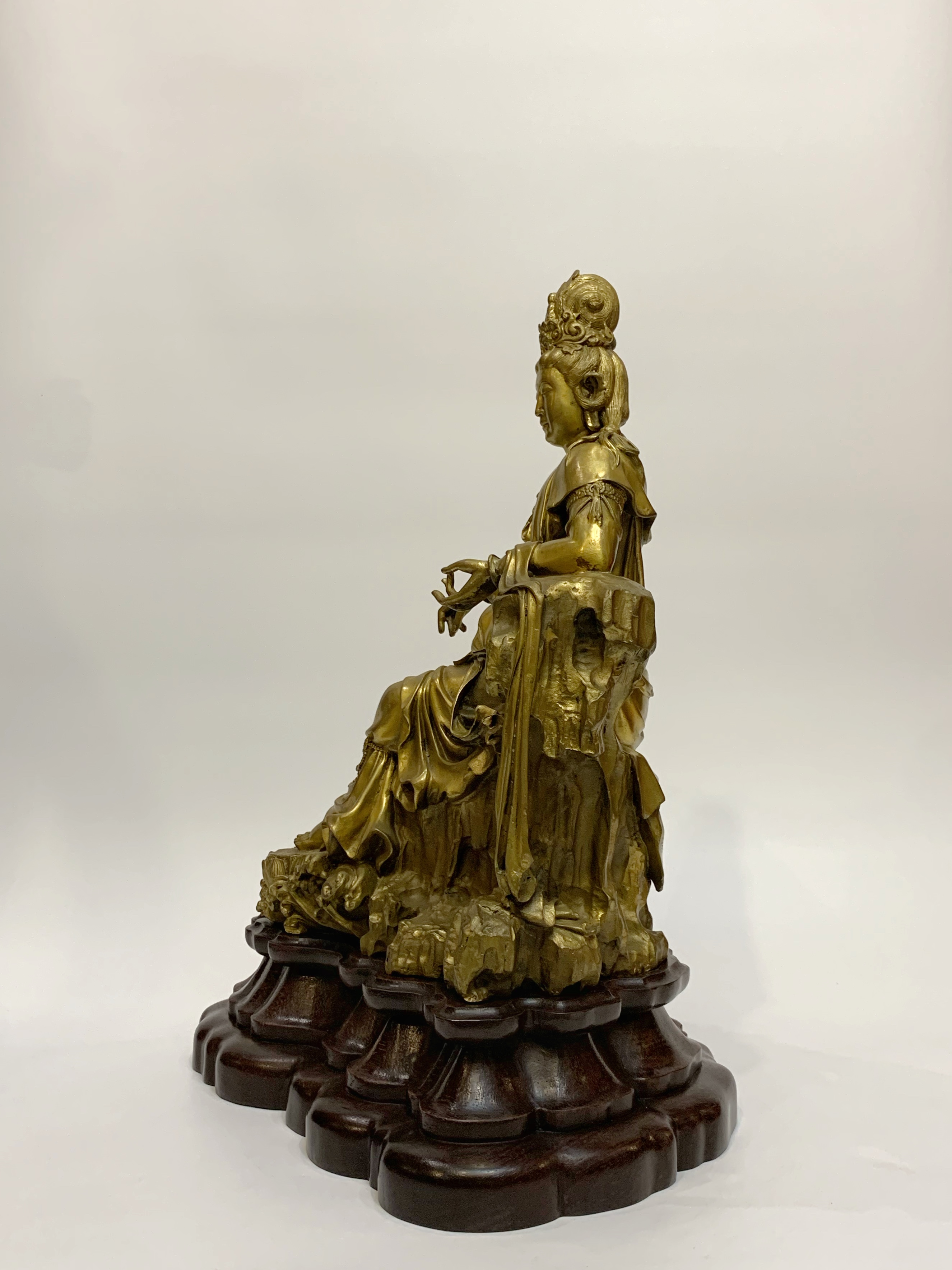 พระโพธิสัตว์กวมอิม พร้อมฐานไม้มะค่า