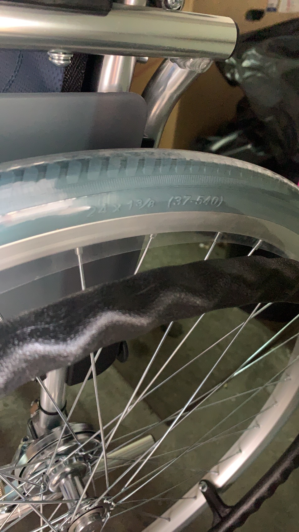 รถเข็นวีลแชร์ไซร้ใหญ่ อลูมิเนียม แบรนด์ญี่ปุ่น Matsunaga AR-500 (車いす) เบาะนั่งกว้างพิเศษ 20 นิ้ว + โครงที่พักเท้าแบบปรับได้ สามารถยกตรงได้ (Elevating Foot Rest) เหมาะกับผู้ใช้งานใส่เฝือกที่ขา รับน้ำหนักสูงสุด 130 กก. สำหรับคนมีรูปร่างอ้วน ใหญ่