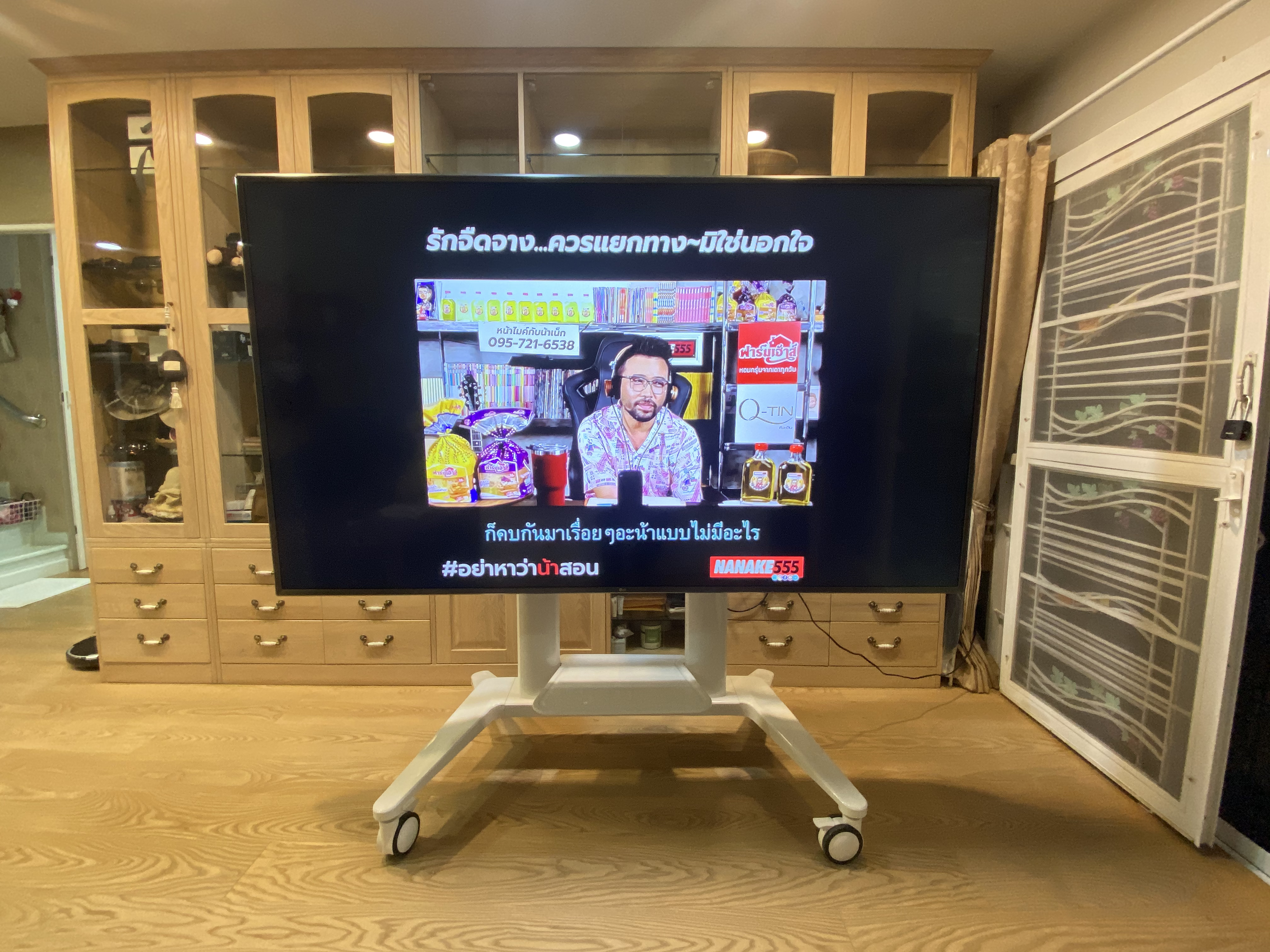 JMTVSTAND MT-F9400 ขาตั้งพื้นทีวีมีล้อเลื่อนTV Stand วัสดุ Aluminium อลูมิเนียม{สีขาว} แข็งแรง สวยหรู ทรงทันสมัย รองรับทีวี 70"-120"นิ้ว{รับประกัน 3 ปี}0964746498