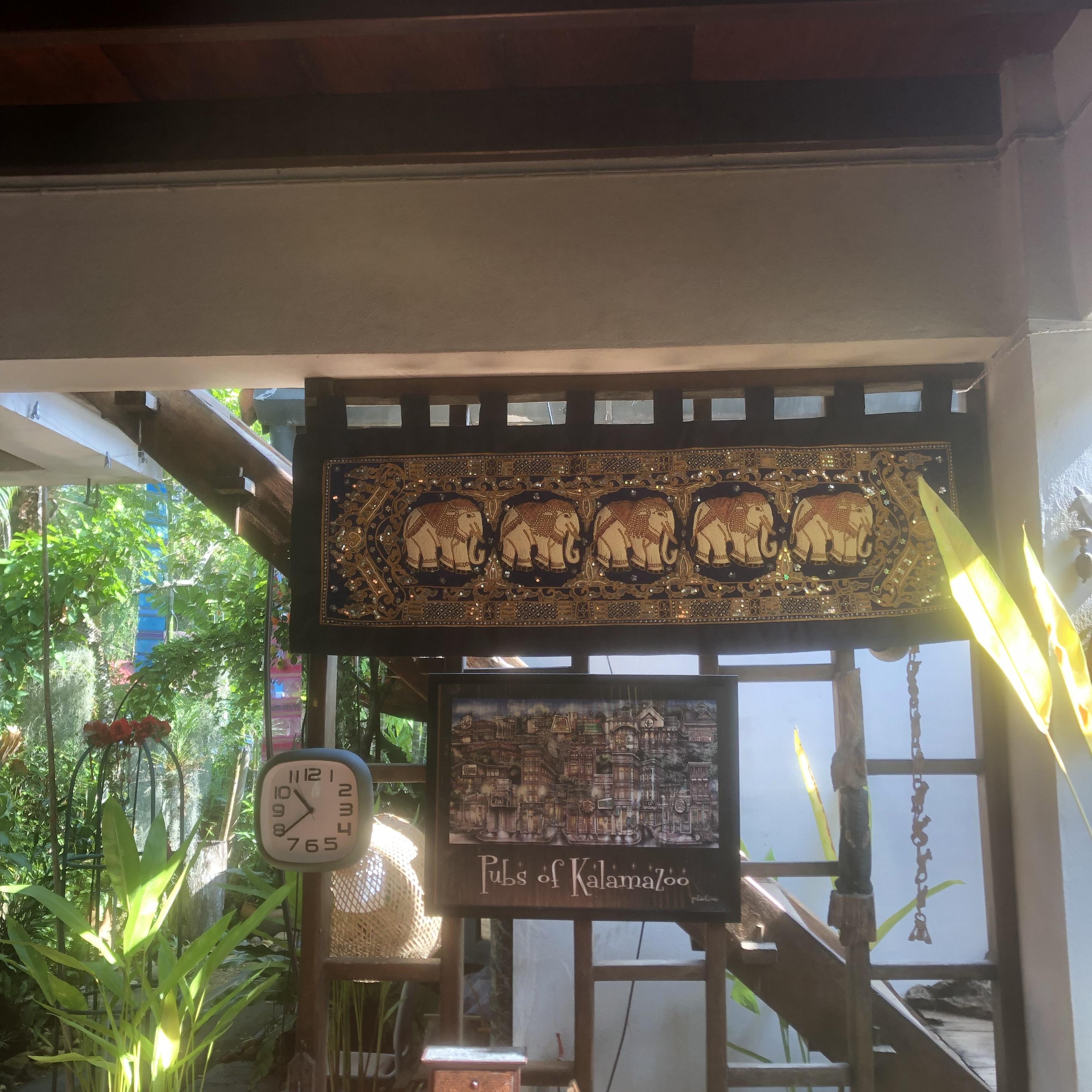 ผ้าปักช้าง แขวนผนัง แนวนอน ช้าง 5 ตัว ปักมุก และเลื่อม งานฝีมือพม่า elephant hand embroidery wall-hanging Myanmar