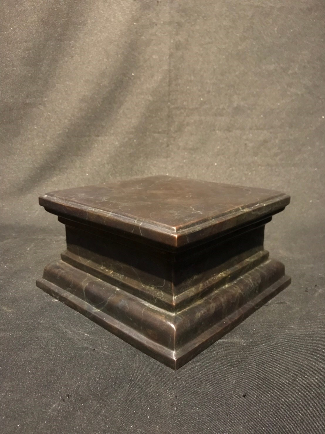 ฐานสัมฤทธิ์ ทรงสี่เหลี่ยม