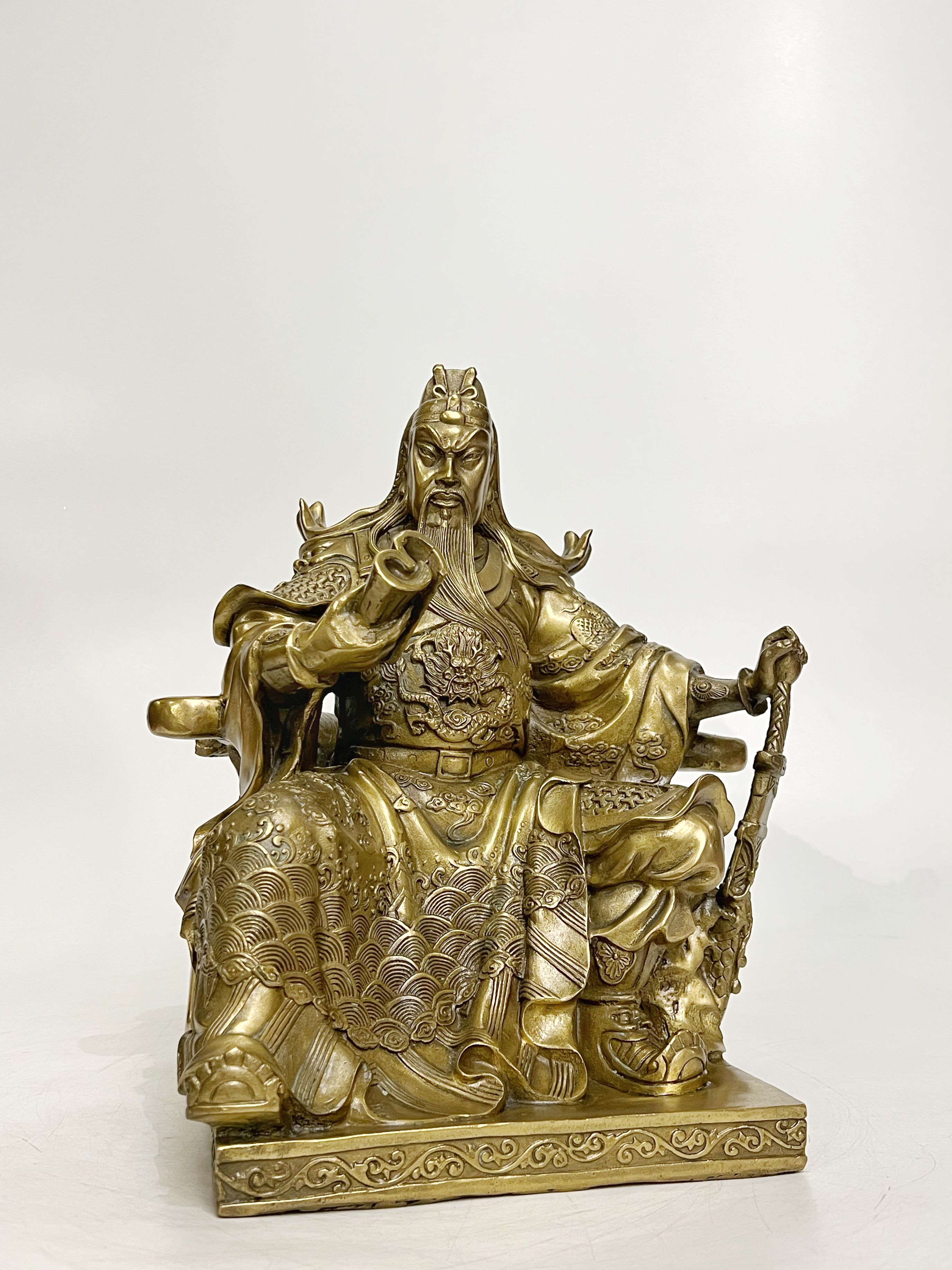 เทพเจ้ากวนอู ปางนั่งอ่านตำราพิชัยสงคราม หน้าตัก 8 นิ้ว