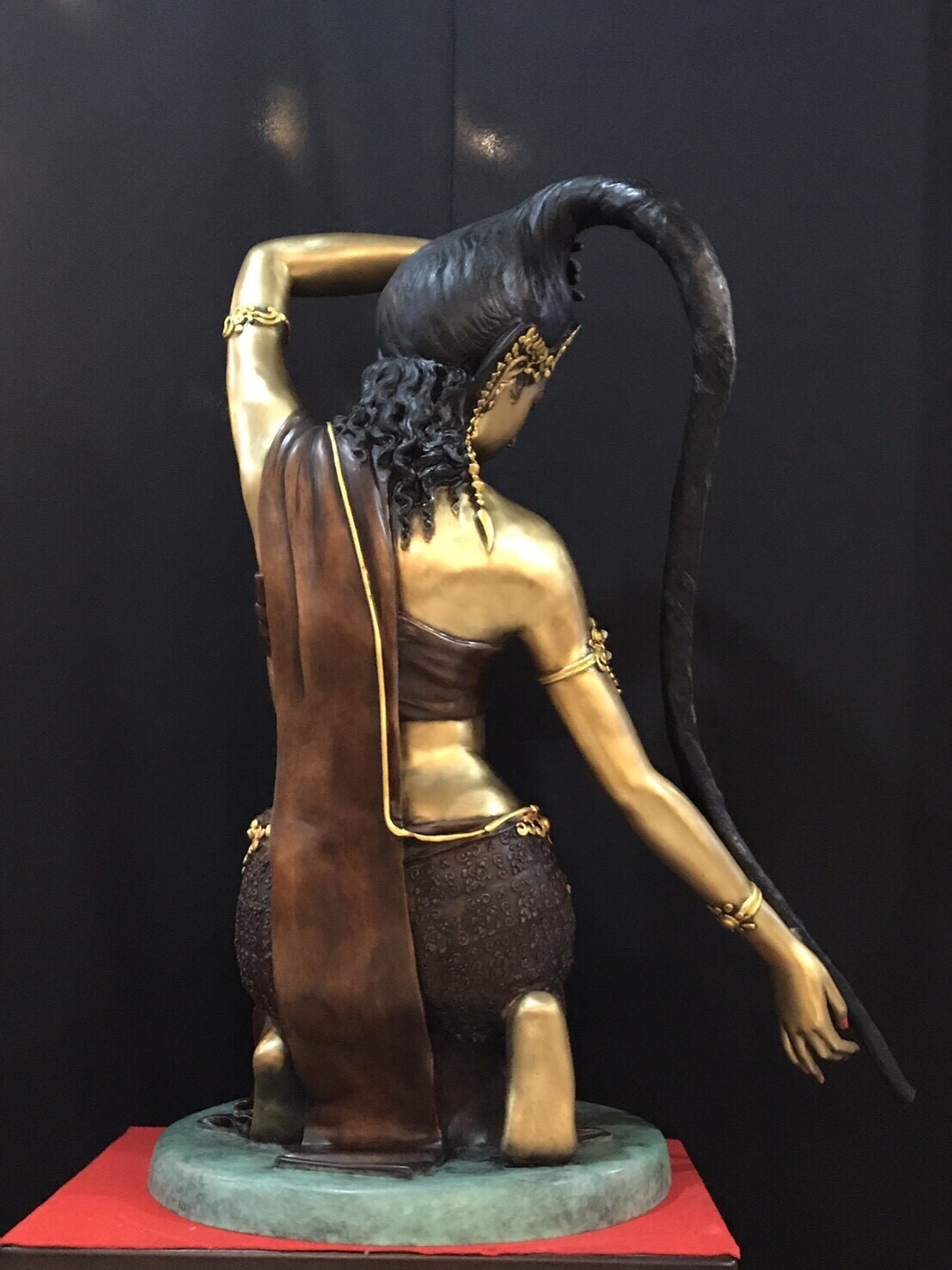 พระแม่ธรณีบีบมวยผม หน้าตัก 30 นิ้ว