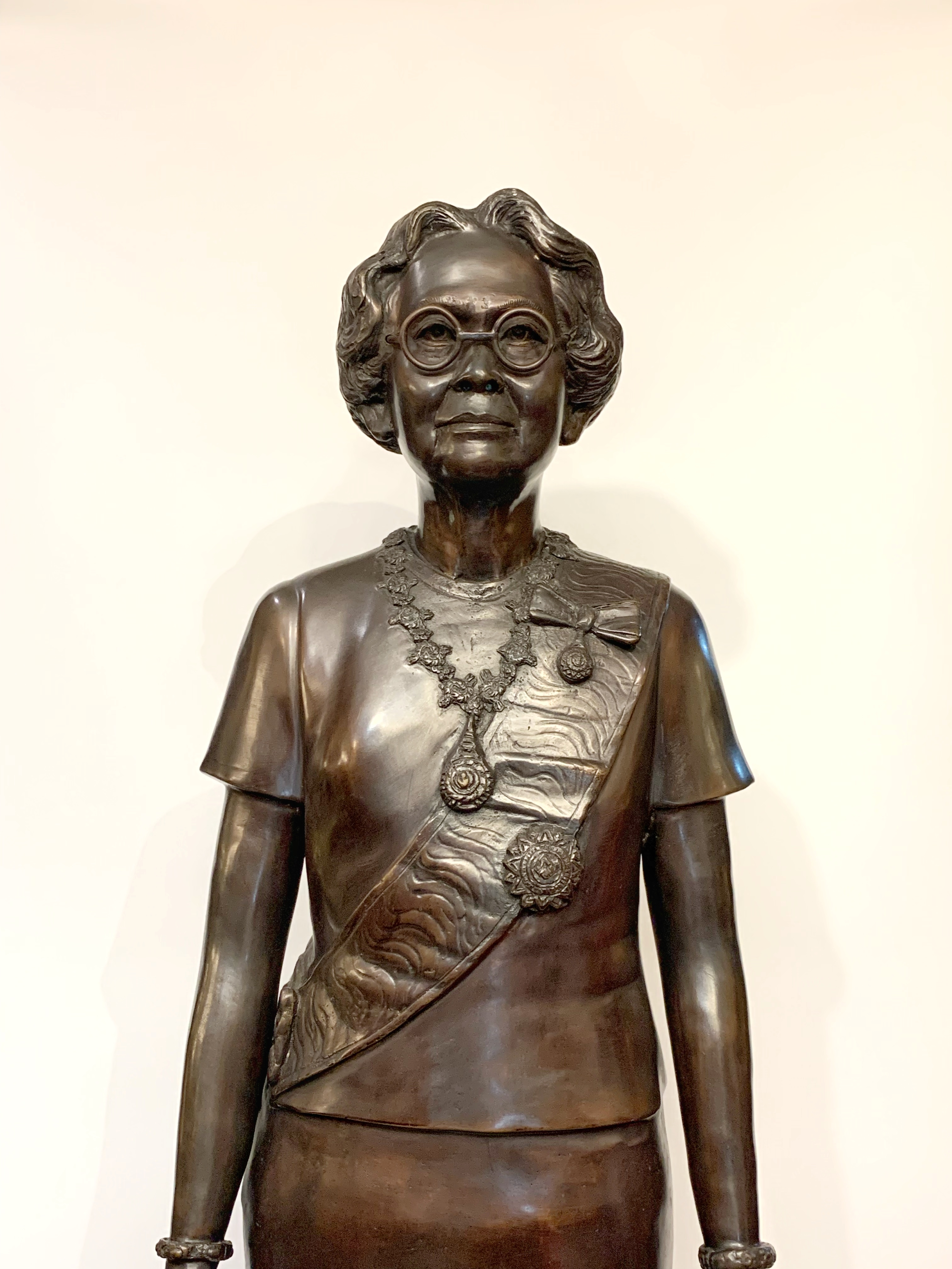 สมเด็จพระศรีนครินทราบรมราชชนนี (สมเด็จย่า) สูง 135 cm