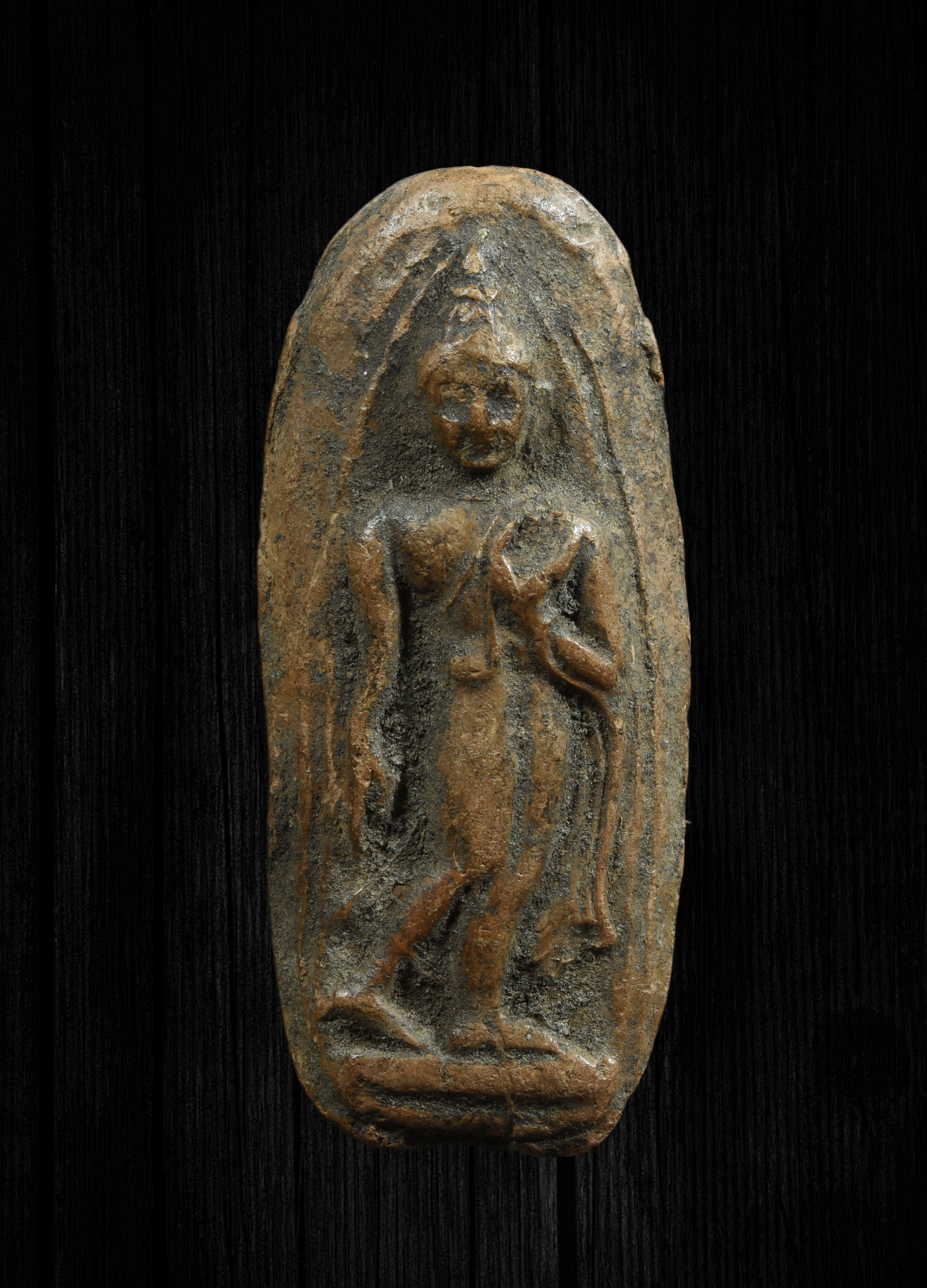 พระลีลากรุลานดอกไม้ เนื้อดิน