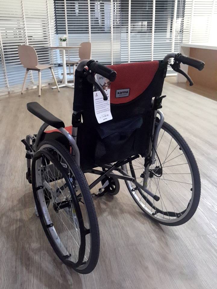 รถเข็นอลูมินัมอัลลอยด์คาร์ม่า S-Ergo 125 ( WheelChair KARMA S-Ergo 125) ถอดชิ้นส่วนได้ ที่พักแขนยกเปิดขึ้นได้ สะดวกต่อการเคลื่อนย้ายผู้ใช้งาน นั่งสบาย รองรับน้ำหนักสูงสุด 115 กิโลกรัม