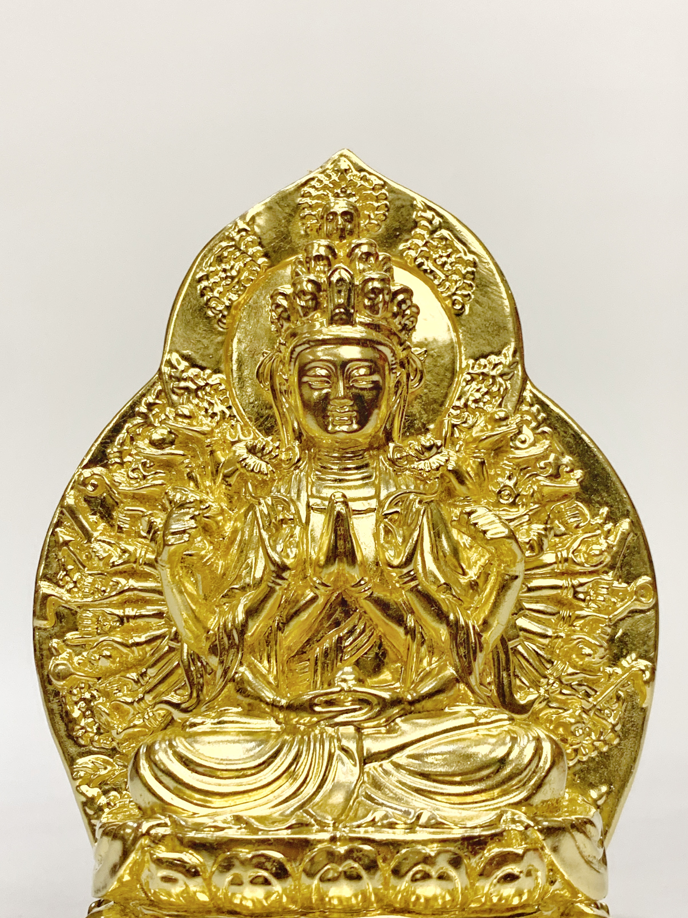 พระโพธิสัตว์กวนอิม เจ้าแม่กวนอิม ปางพันมือ (นั่ง)