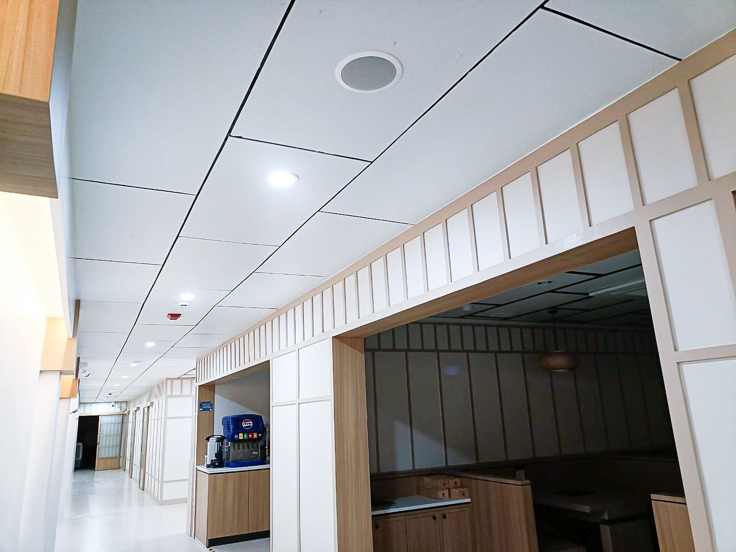 ติดตั้งเครื่องเสียง เดินสายลำโพง ติดลำโพง 6 ใบ แอมป์ขยายเสียง 1 เครื่อง ร้าน NIGIWAI ปากซอยสายไหม 73 ในงบประมาณ 18,500 บาท