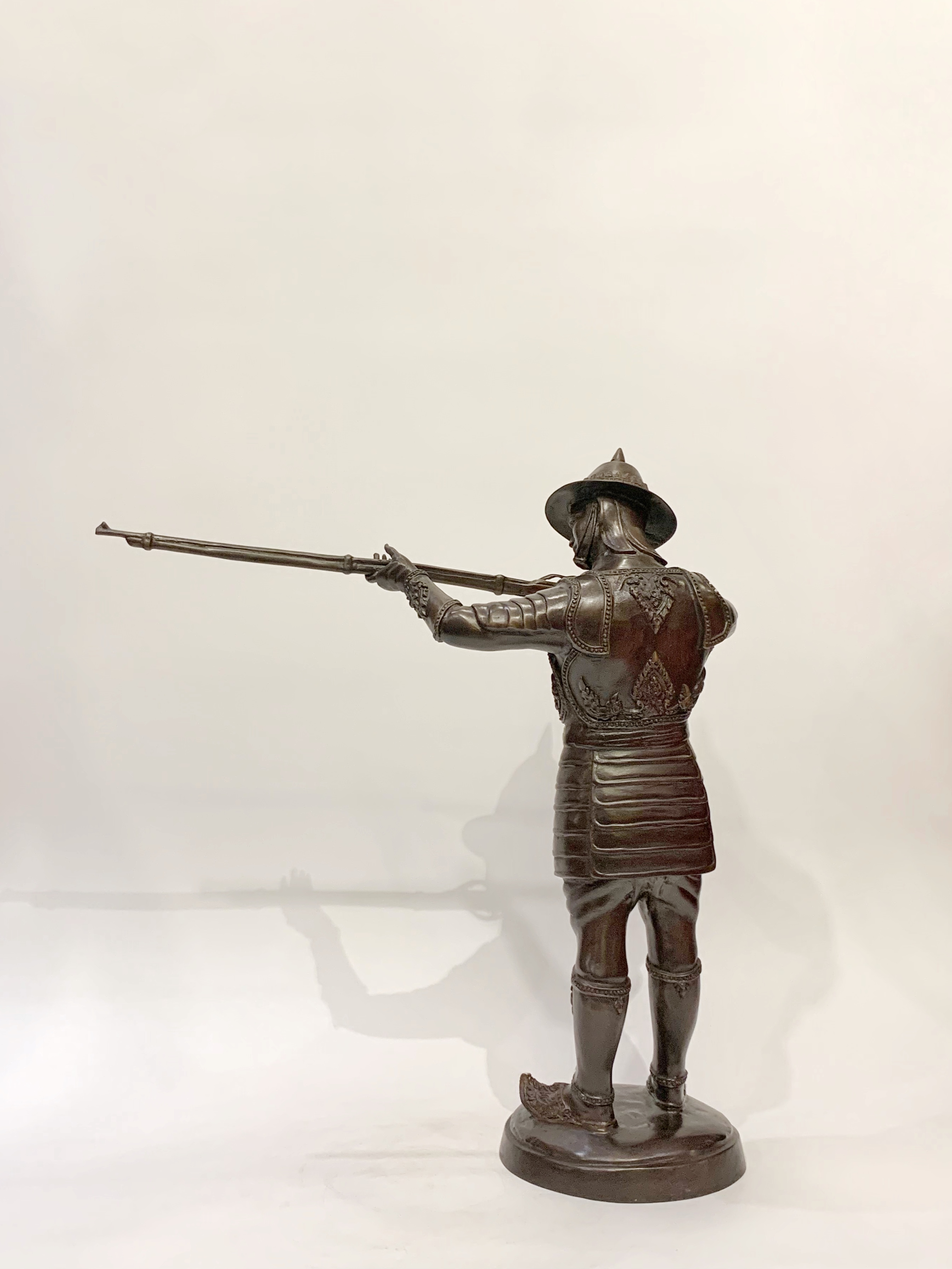 พระนเรศวรมหาราช ทรงพระแสงปืนต้น หน้าตัก 9 นิ้ว