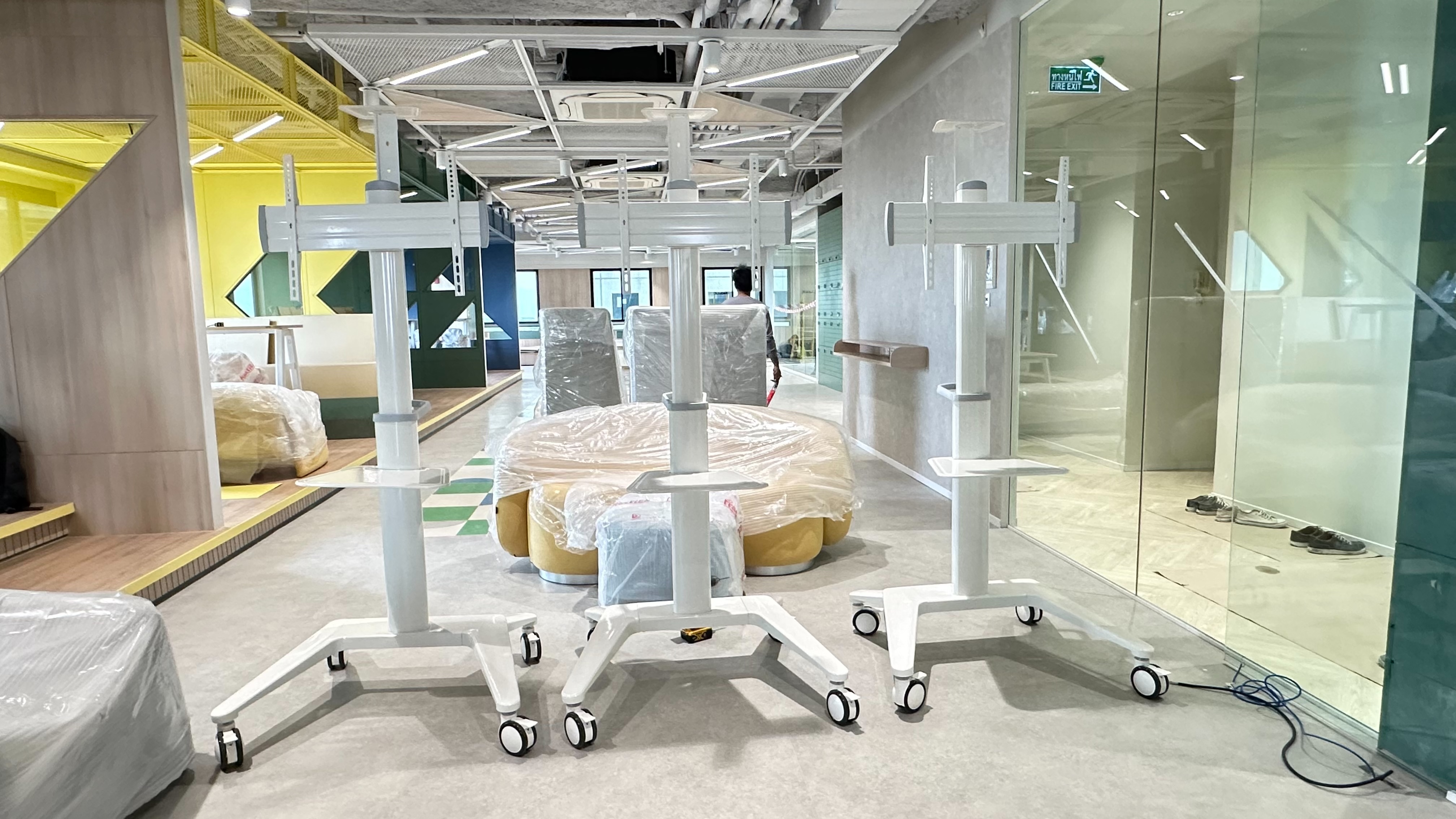 JMTVSTAND MT-F9200ขาตั้งพื้นทีวีมีล้อเลื่อน วัสดุอลูมิเนียม {สีขาว} รูปทรงสวยงาม ทันสมัย รองรับทีวีขนาด 37"-75"นิ้ว{รับประกัน 3ปี0964746498 }