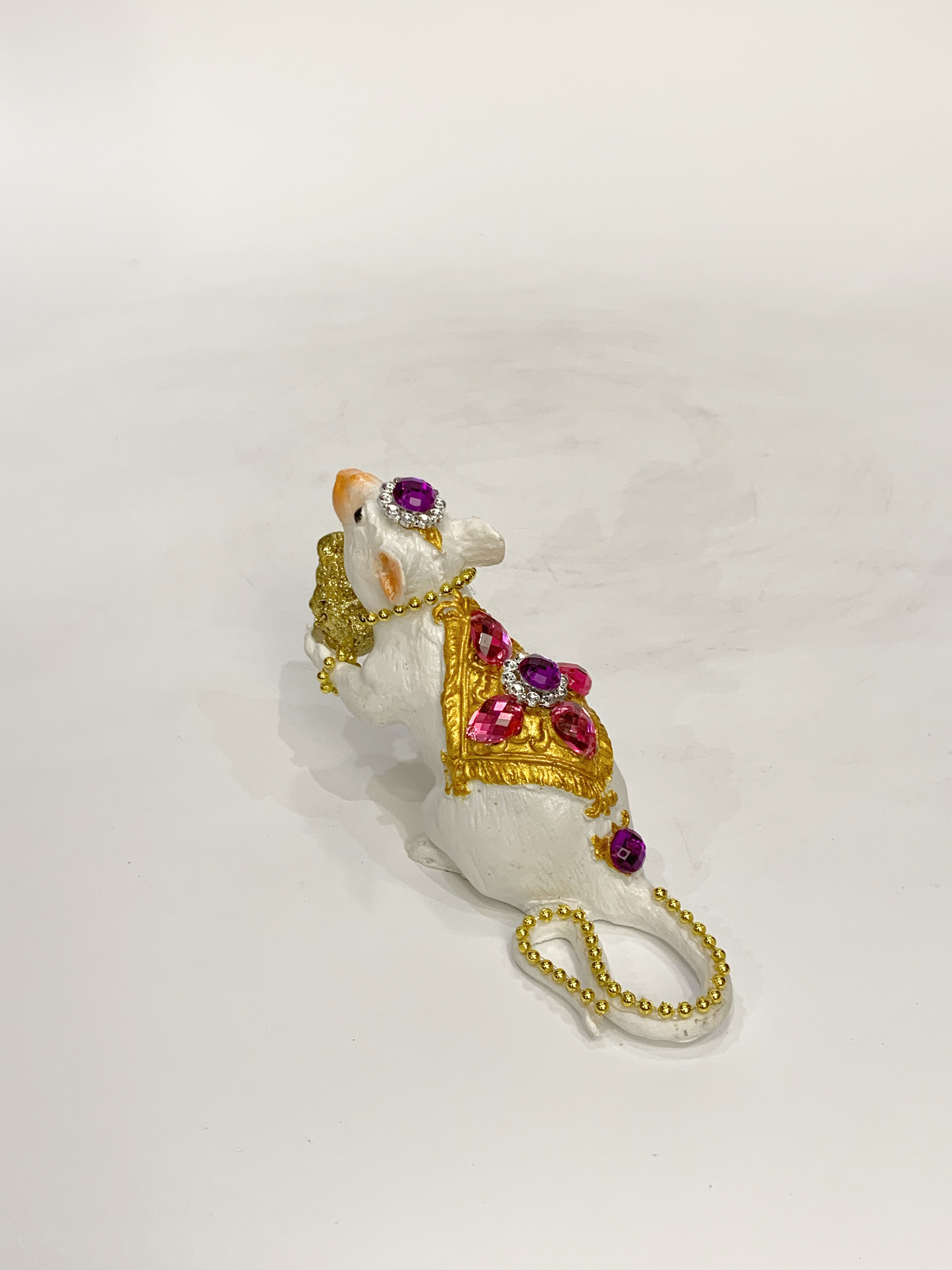 หนูมุสิกะ ถือขนม