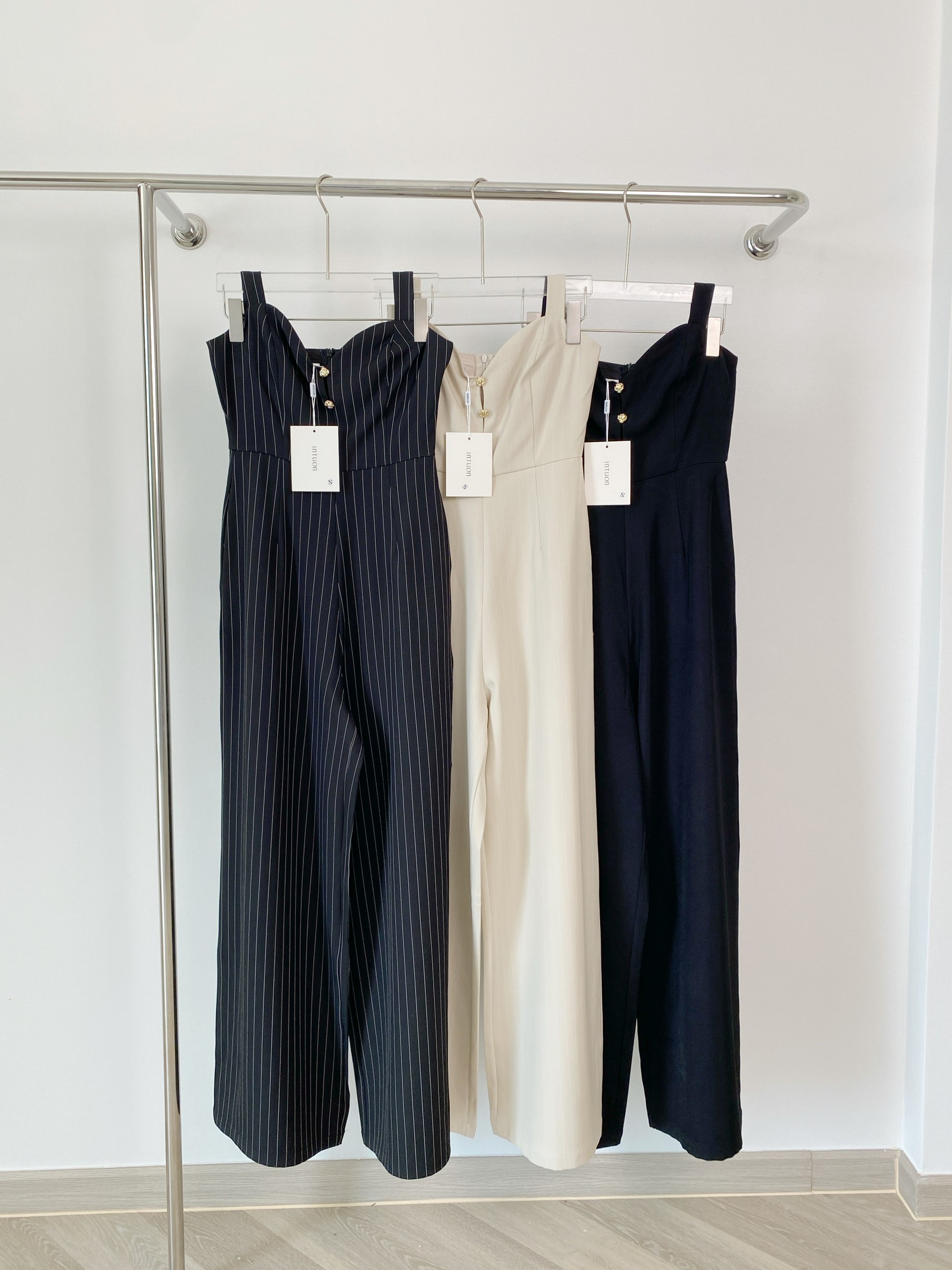 #9876 ชุดจั้มยาวขากระบอบผูกคอ แต่งกระดุมหน้า ทรงอกมีความเว้ารับอก intuon