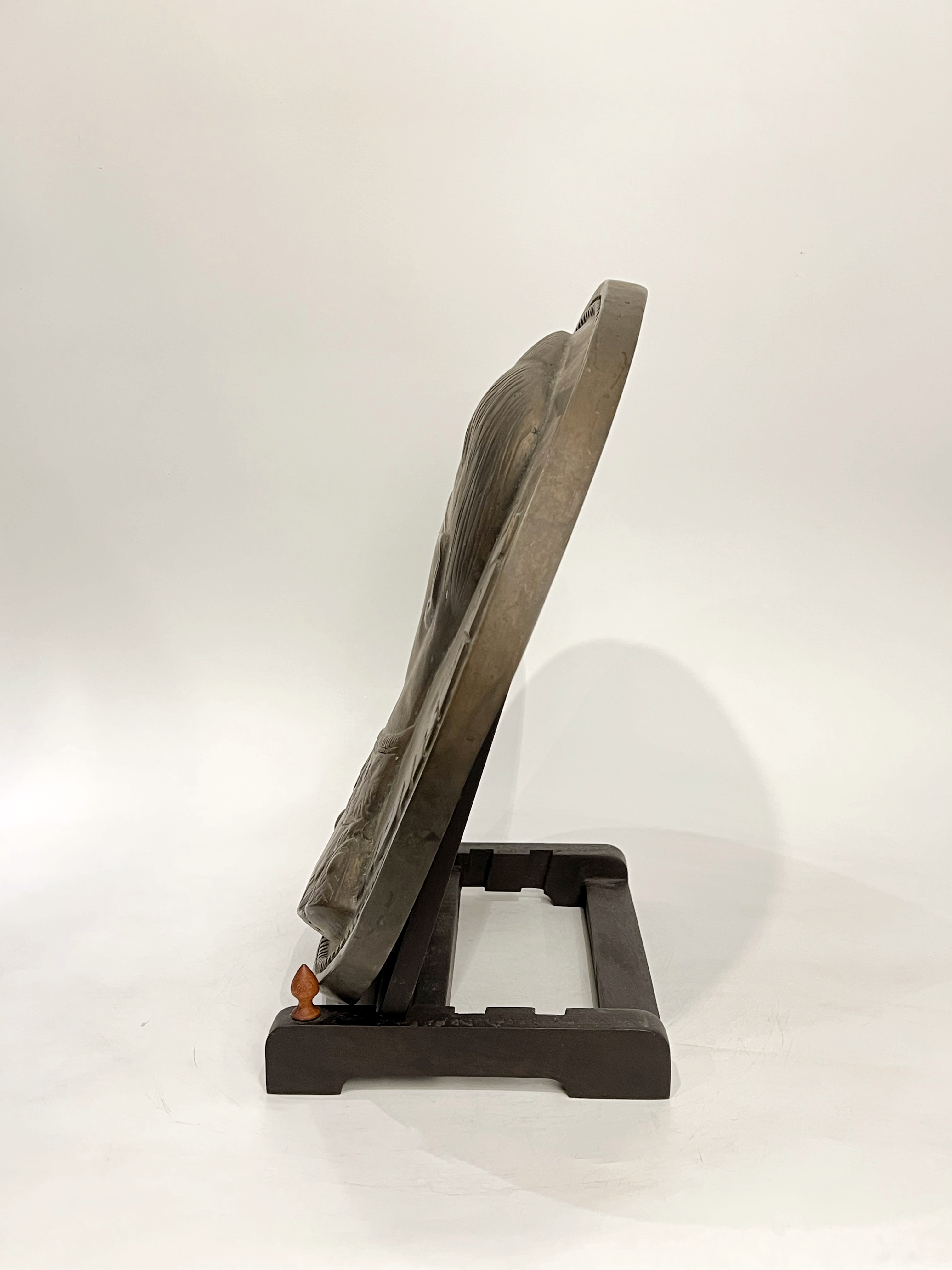 เหรียญรัชกาลที่ 9 พร้อมขาไม้มะค่า