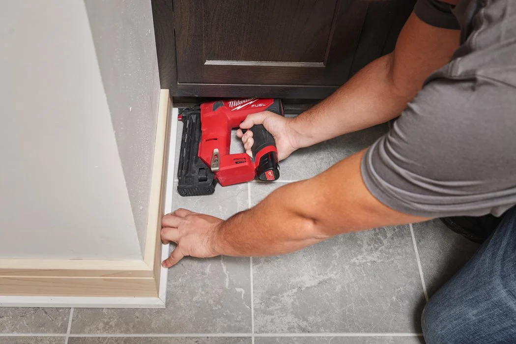 MILWAUKEE M12 FCN18GS-402X เครื่องยิงตะปูไร้สาย 12 โวลต์ พร้อมแท่นชาร์จ และแบตเตอรี่ 12V@4.0AH x 2 ก้อน