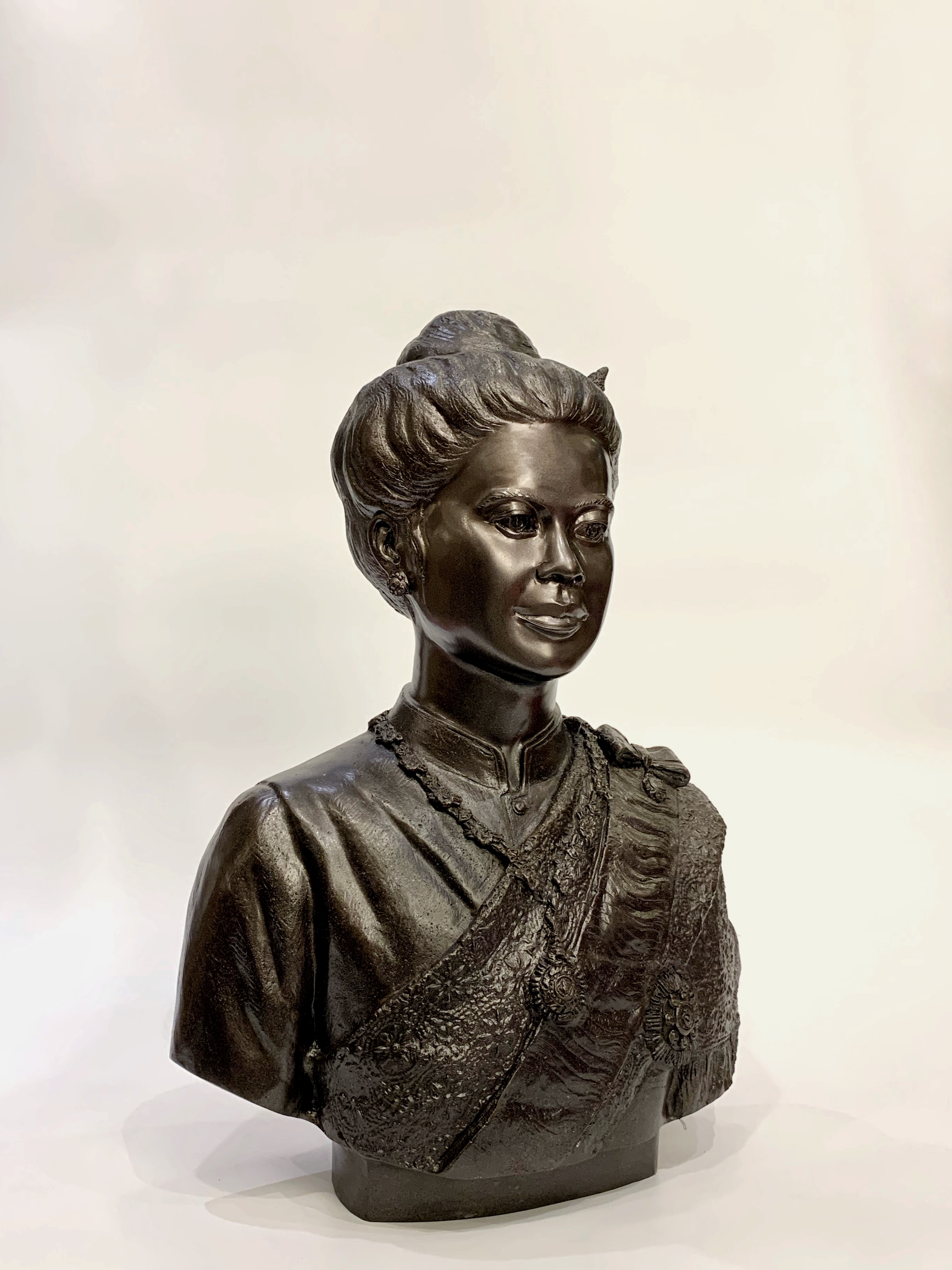 สมเด็จพระนางเจ้าสิริกิติ์ ครึ่งพระองค์