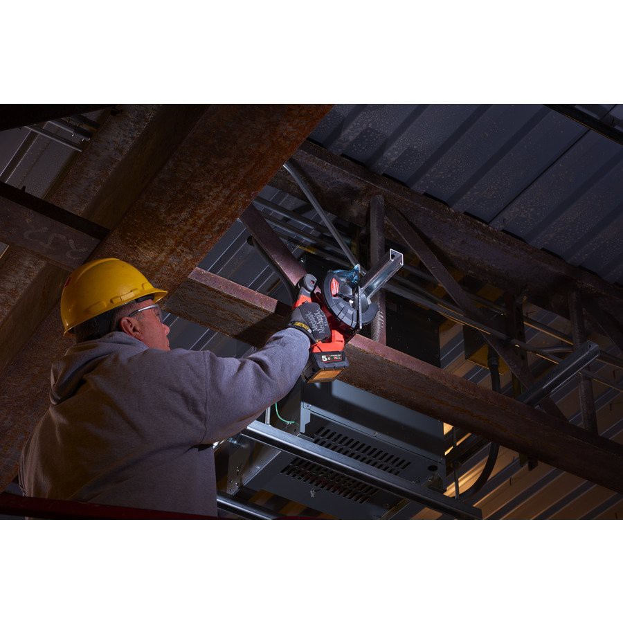 MILWAUKEE รุ่น M18 FMCS-0X เลื่อยวงเดือนตัดเหล็กไร้สายขนาด 150 มิลลิเมตร แรงดัน 18 โวลท์ เครื่องเปล่า