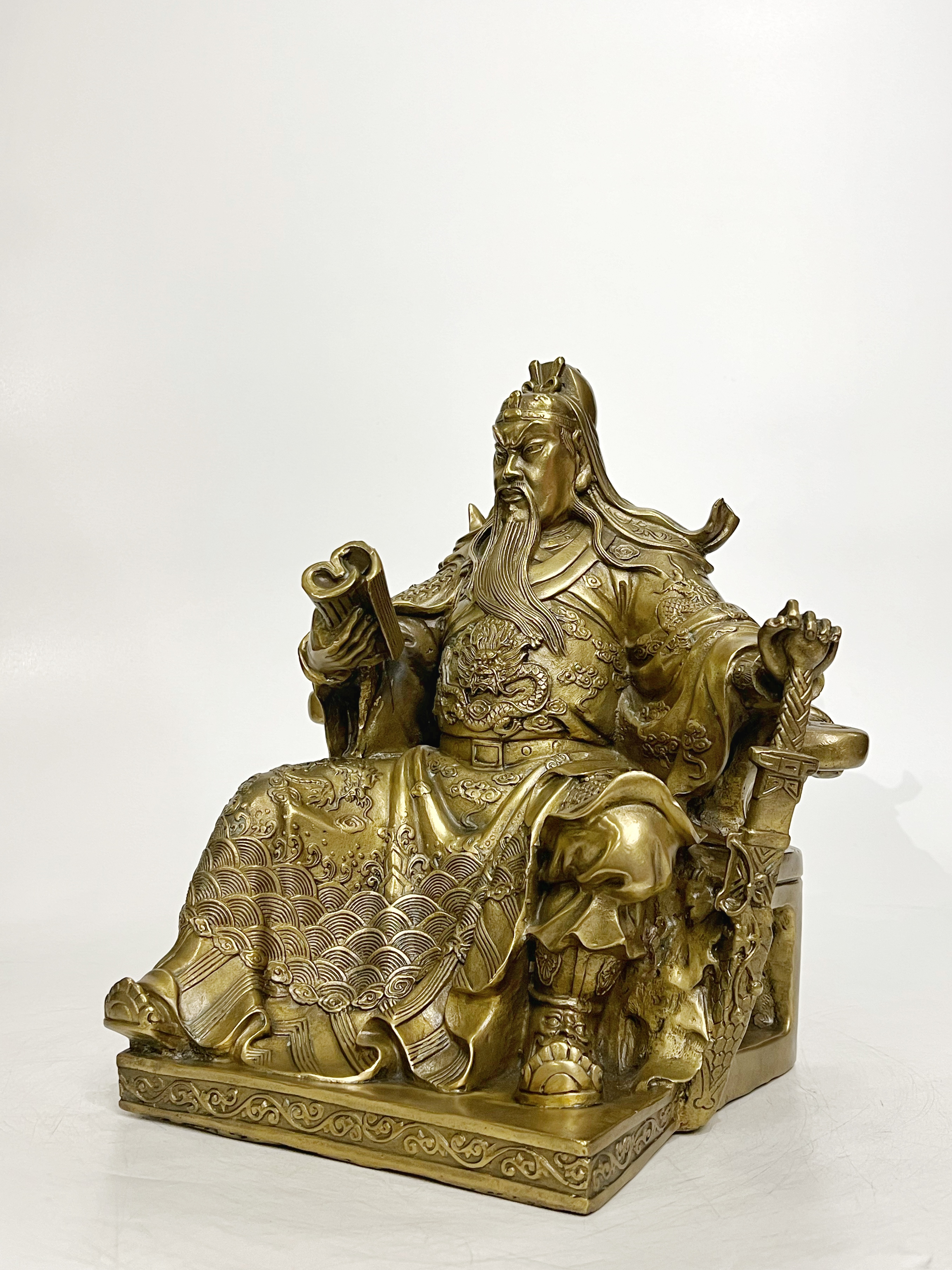 เทพเจ้ากวนอู ปางนั่งอ่านตำราพิชัยสงคราม หน้าตัก 8 นิ้ว