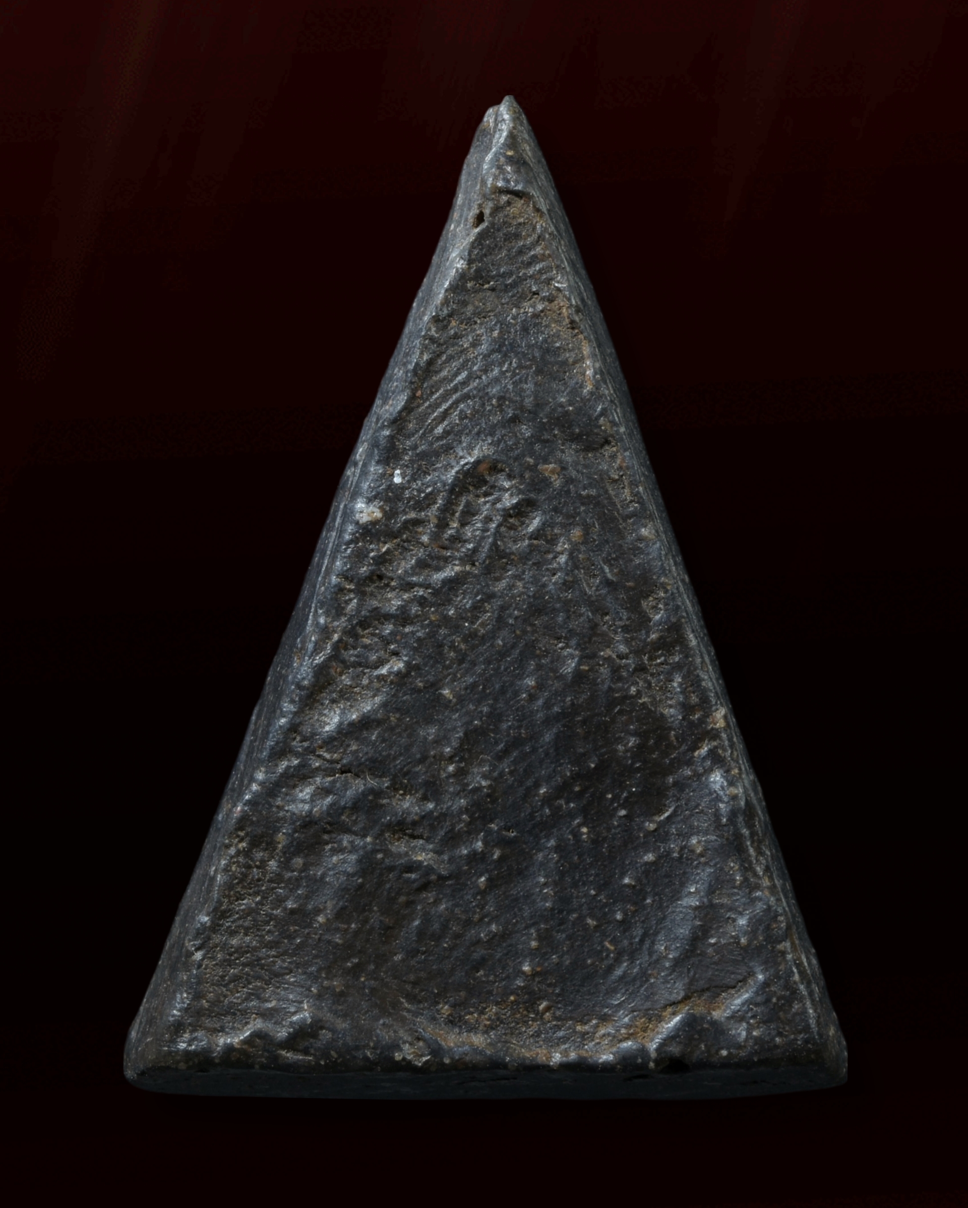 พระนางพญา พิมพ์เข่าโค้ง เนื้อดำ