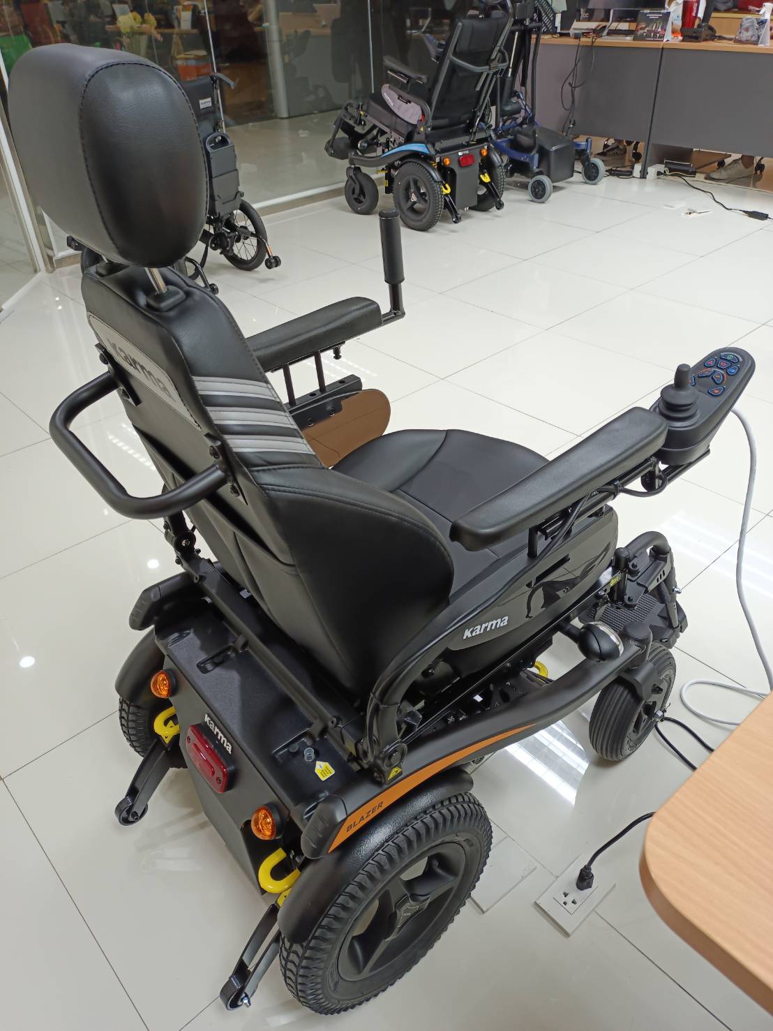 รถเข็นไฟฟ้าคาร์ม่า รุ่น Blazer Captain พนักพิงหลังปรับเอนได้ รับประกันศูนย์ 5 ปี (รุ่นยอดนิยม)