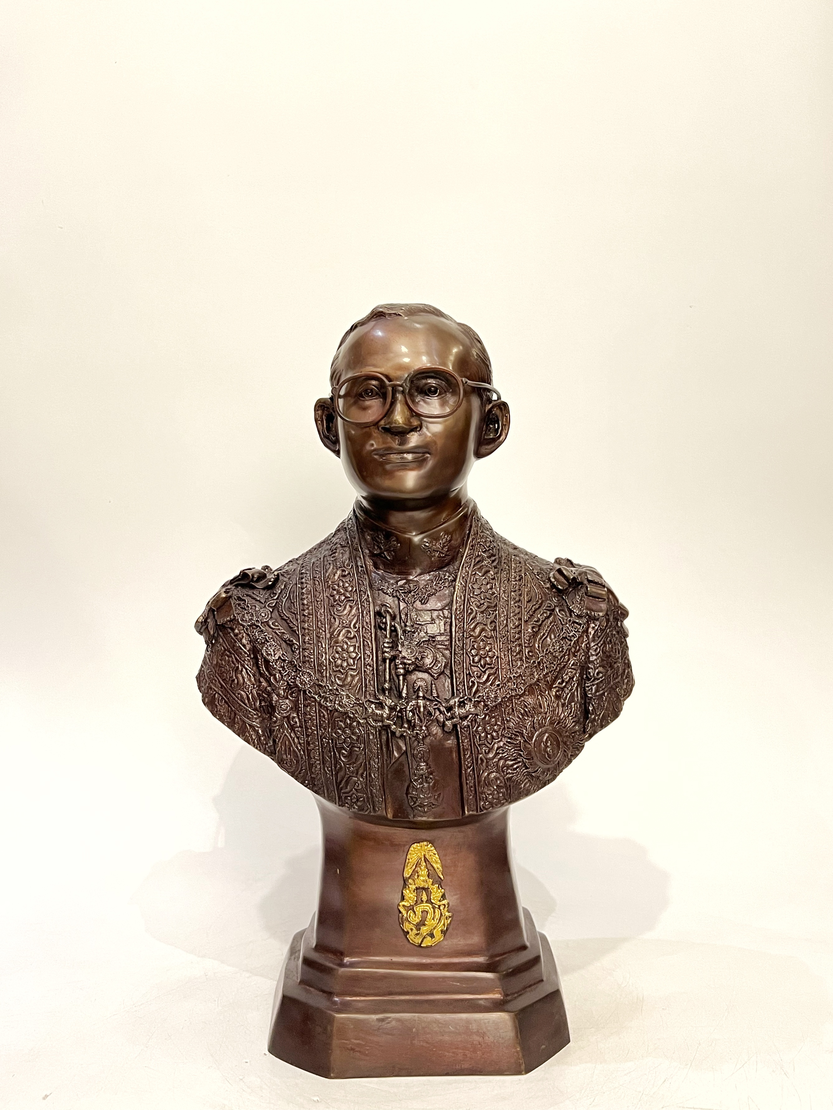 รัชกาลที่ 9 ครึ่งพระองค์