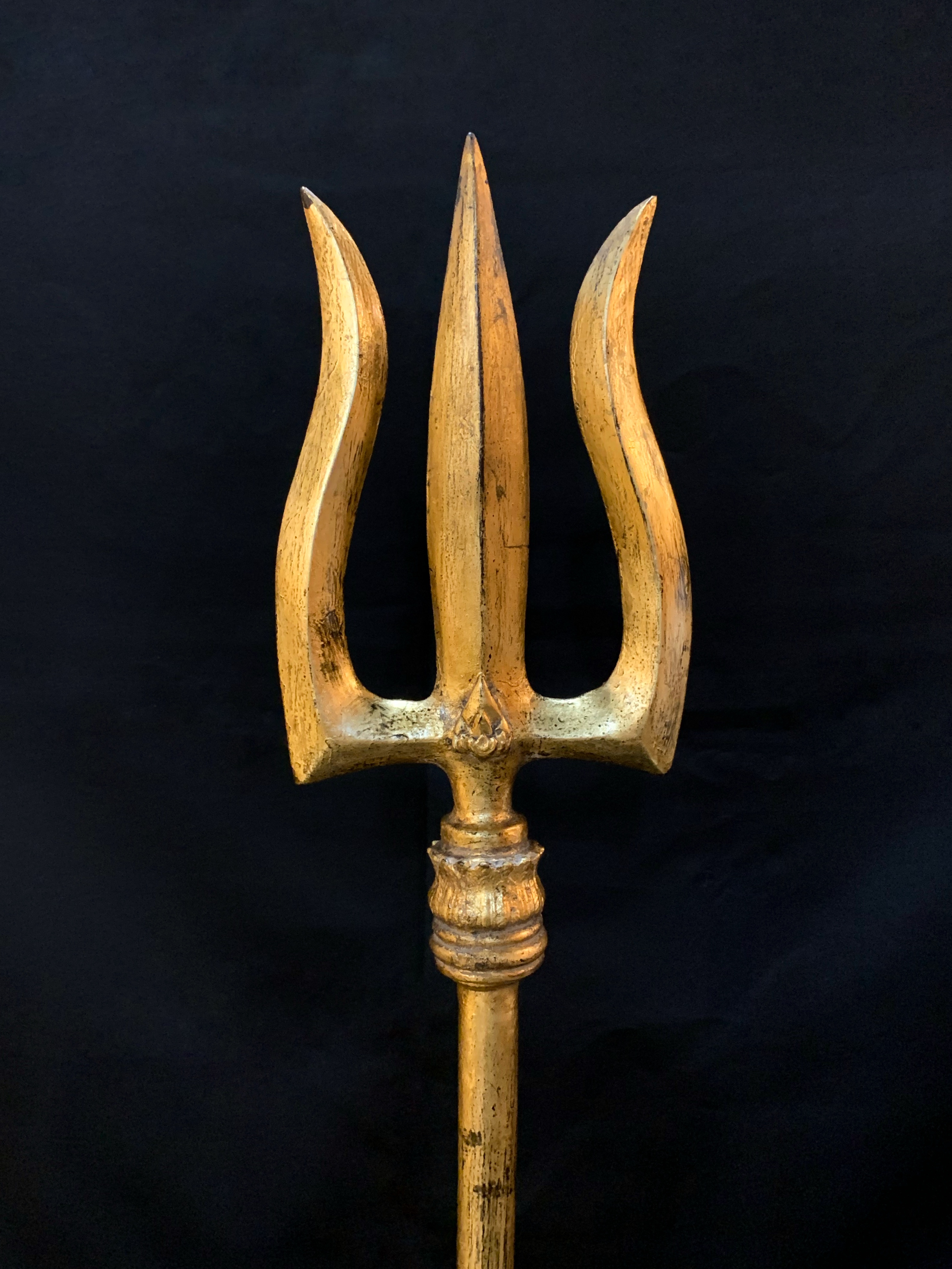 ตรีศูล (ใหญ่) พร้อนแท่นไม้มะค่า