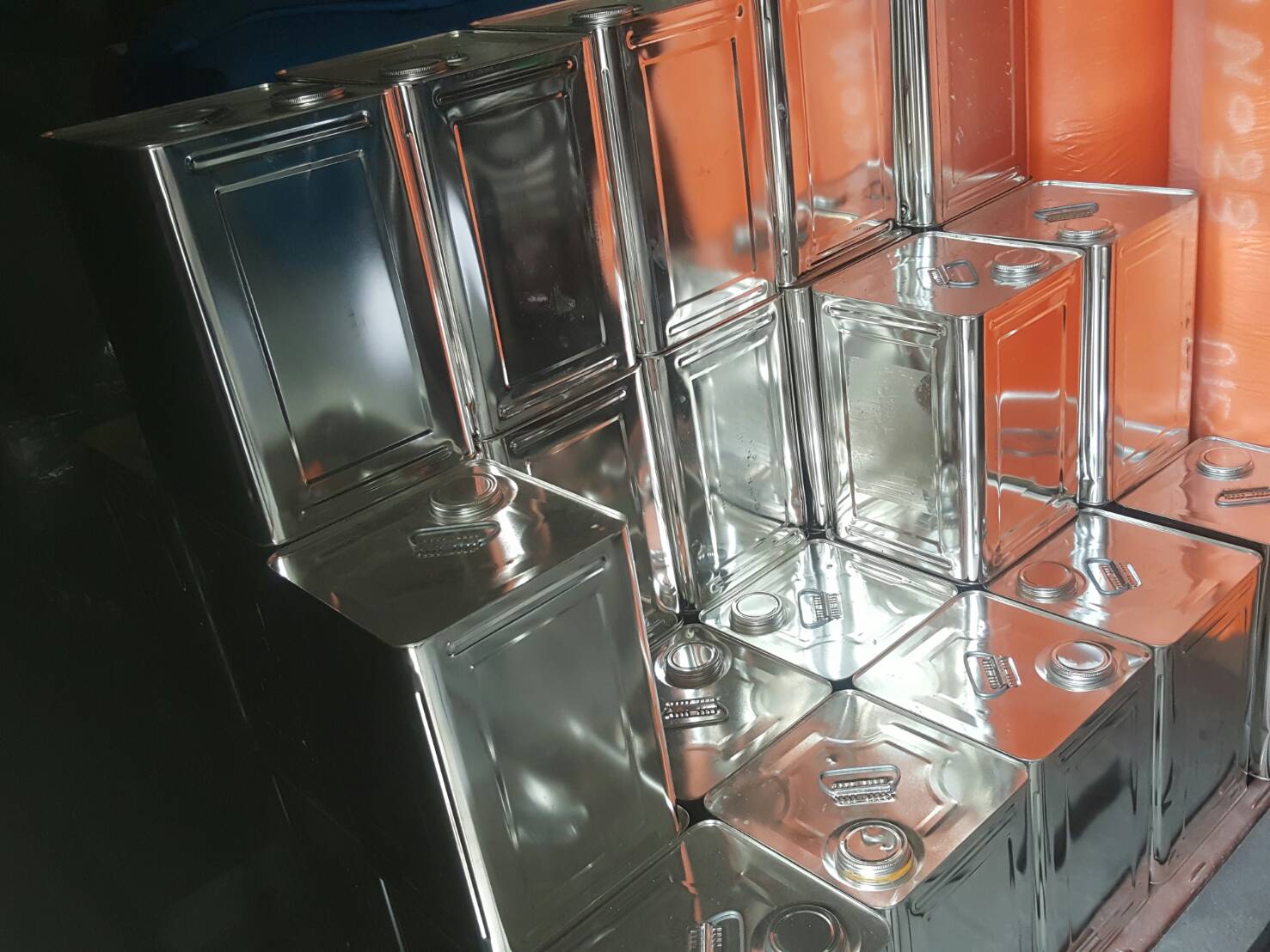 กาวติดพรม 8 กิโล /ปี๊บ ราคา 880 บาท