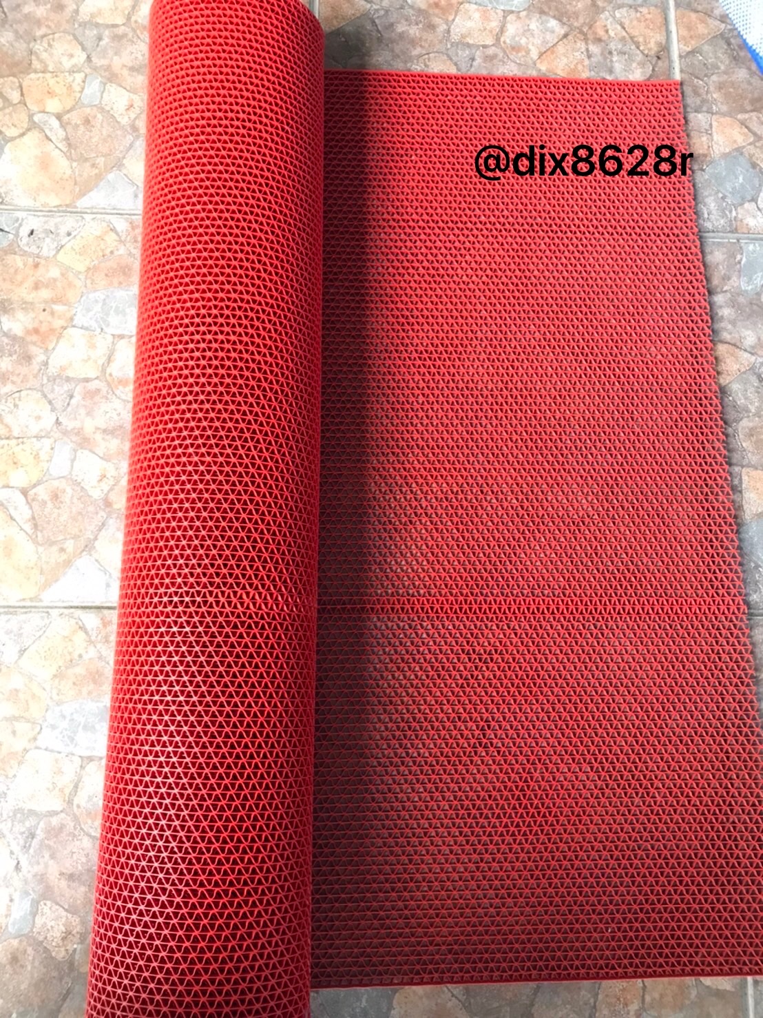 แผ่นกันลื่น ปูพื้นห้องน้ำ หรือใช้ปูพื้นทางเดินเปียกได้ เพื่อกันลื่นล้ม สีแดง หนา4 มิล กว้าง 90cm. ตัดขายเมตรละ 299