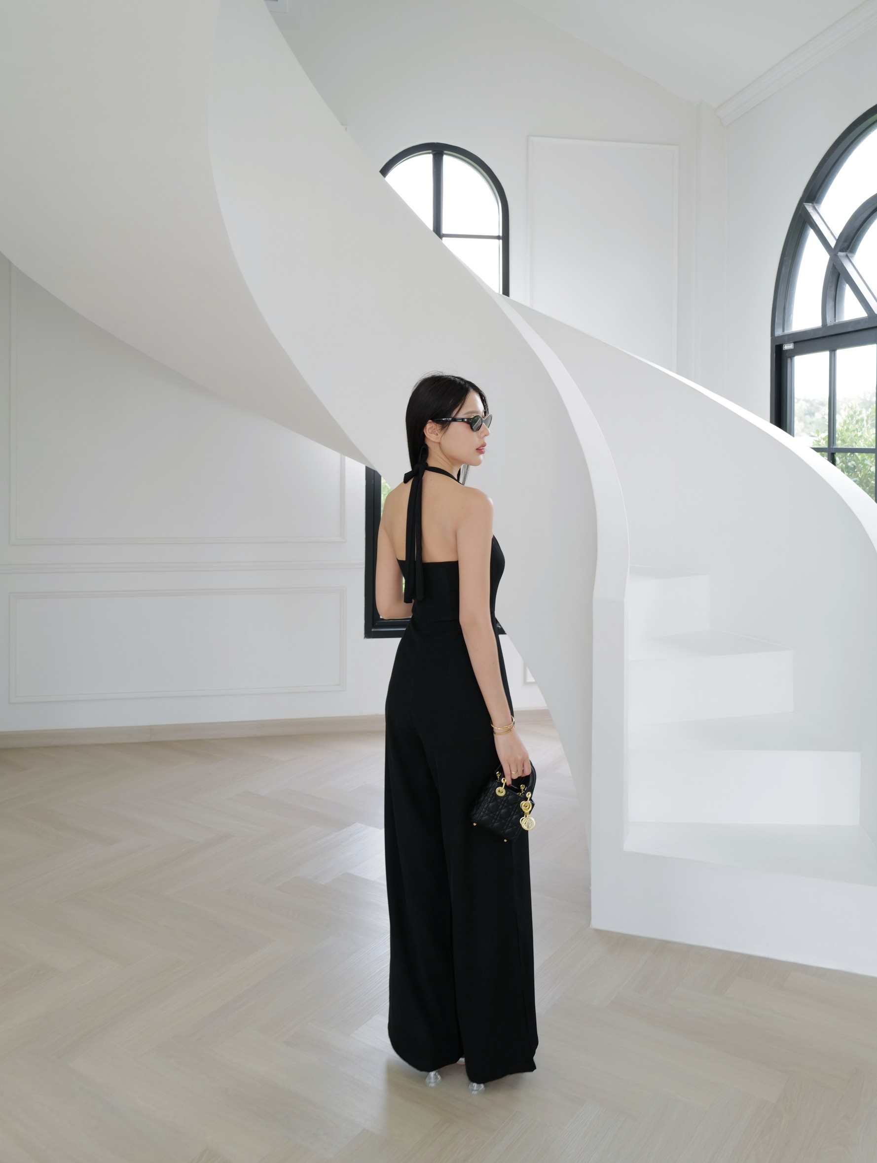 #9876 ชุดจั้มยาวขากระบอบผูกคอ แต่งกระดุมหน้า ทรงอกมีความเว้ารับอก intuon